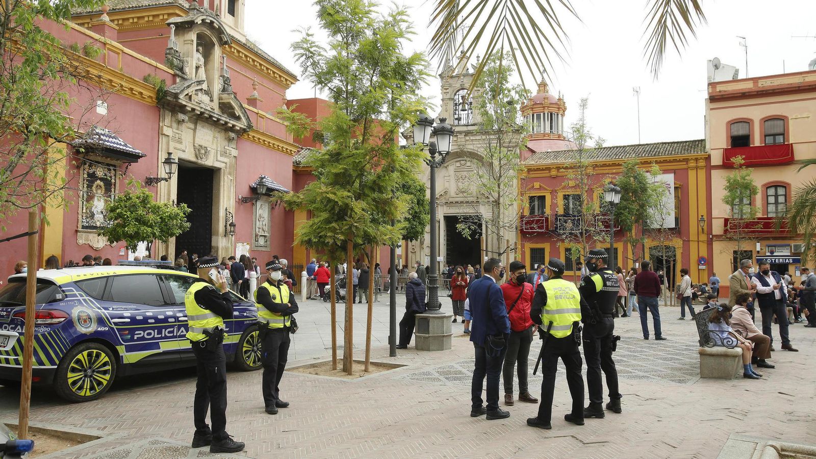 Policías locales en San Lorenzo, el pasado Martes Santo.