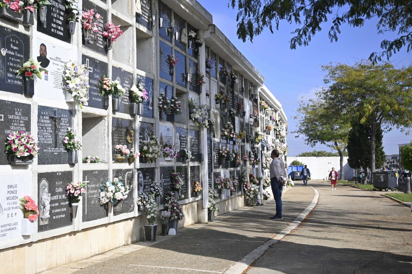 Ambiente en el cementerio de Huelva para el día de todos los Santos.