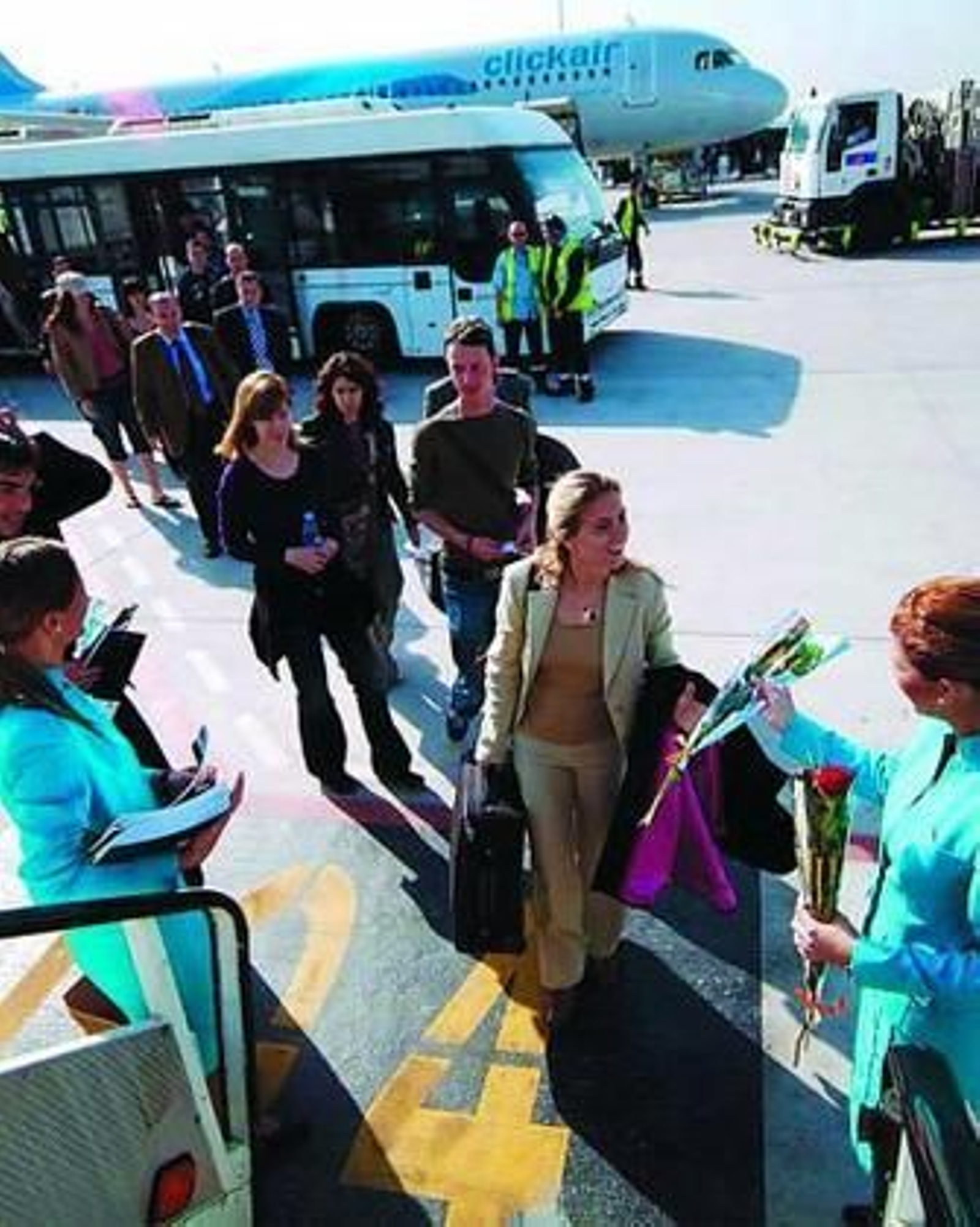 Pasajeros embarcan en un vuelo de Clickair.