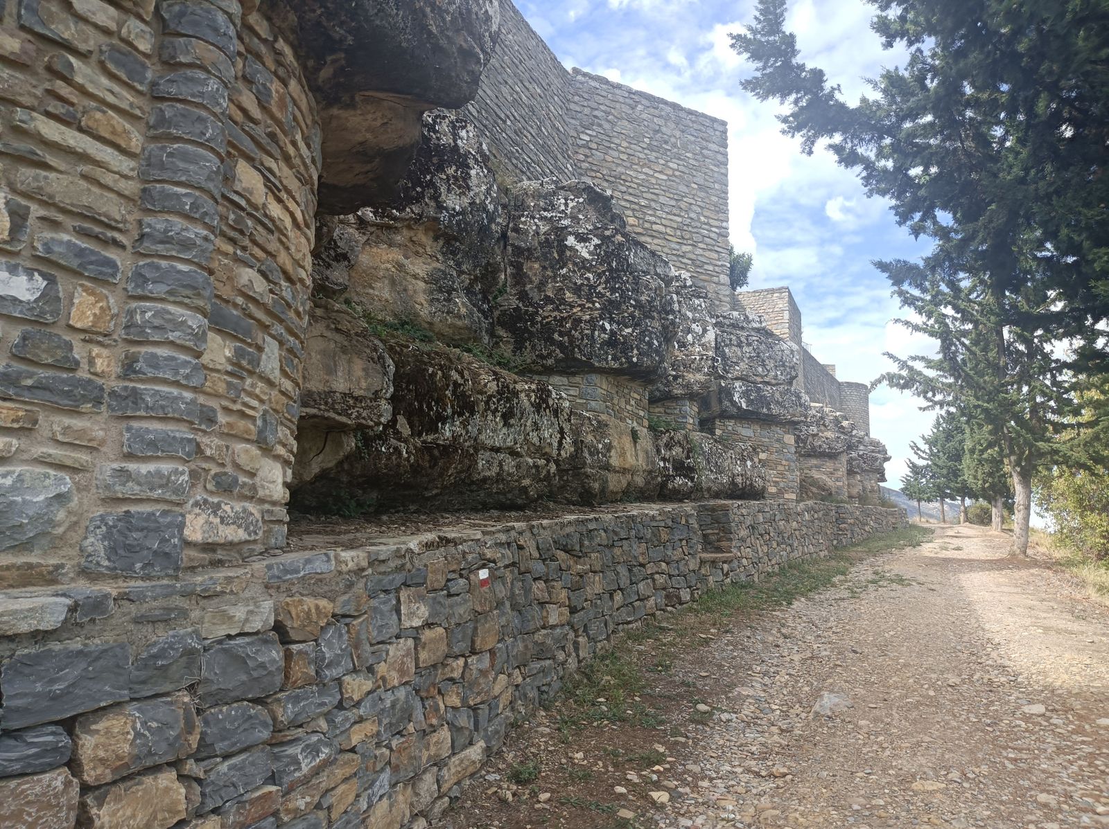 Antiguas murallas de Roda de Isábena.