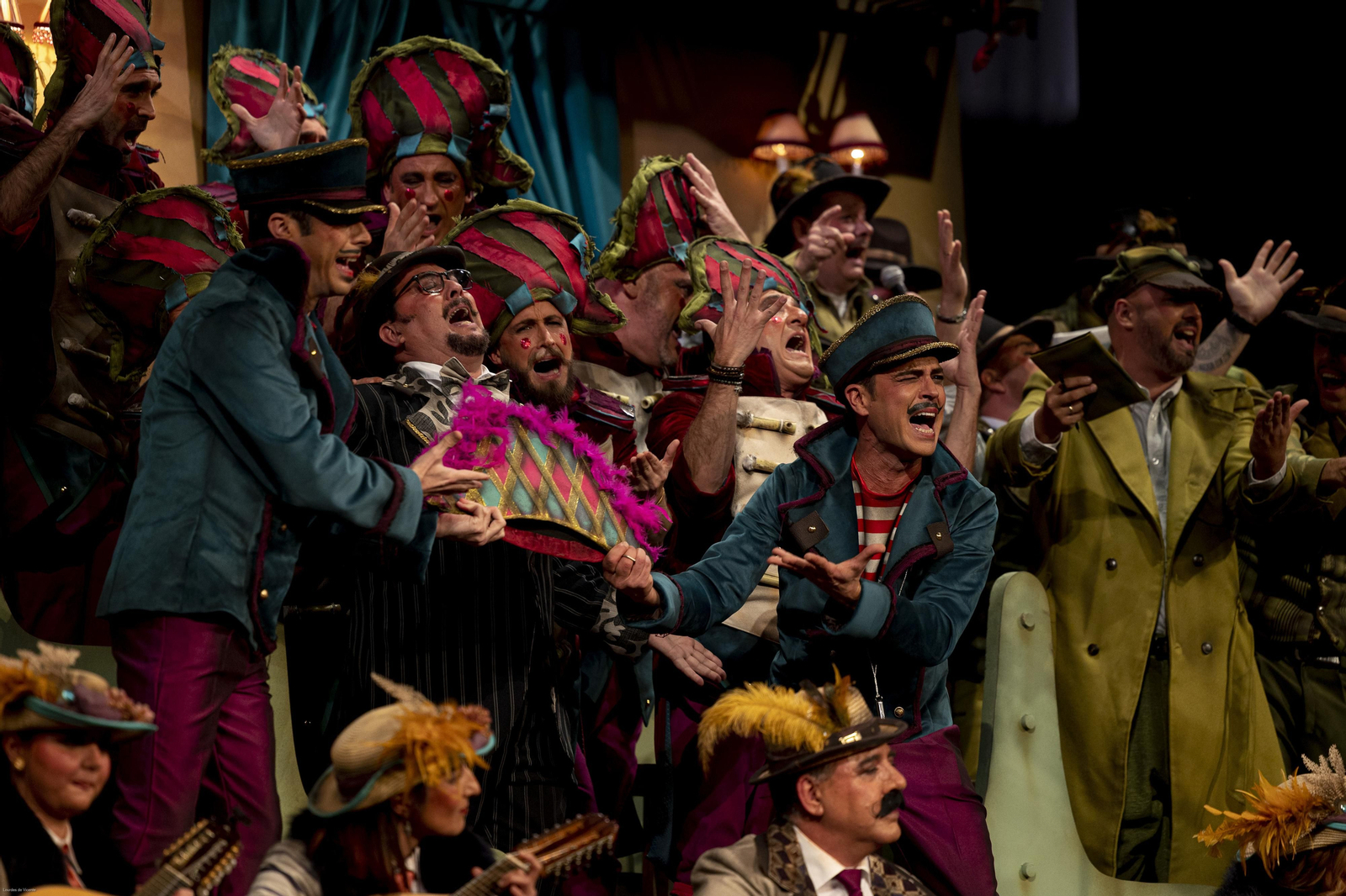 El coro de los niños, 'Asesinato en el Cádiz Exprés' en 2024, abre la séptima función.