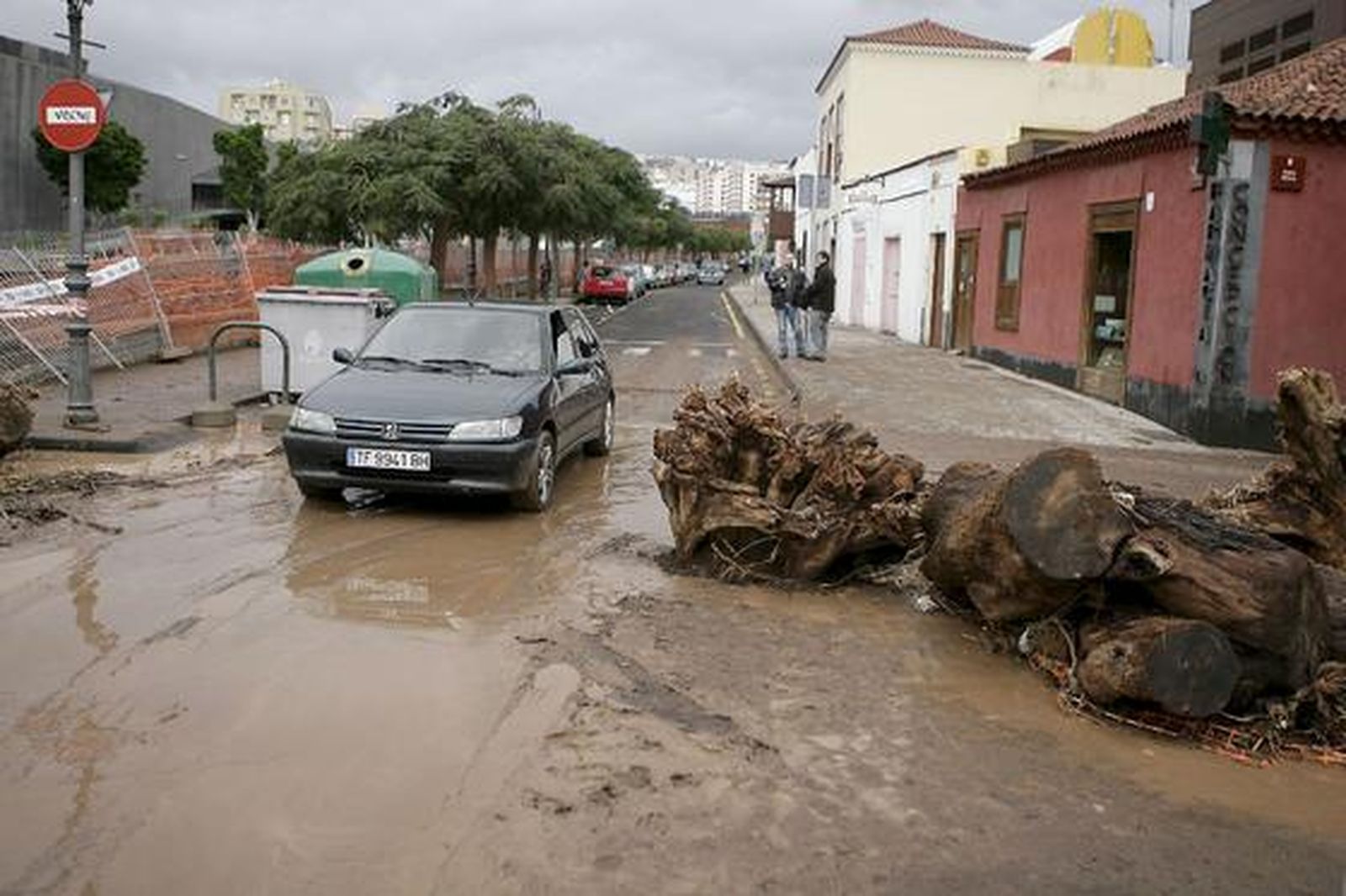 Daños en una calle de Santa Cruz de Tenerife por las intensas lluvias.

Foto: Cristóbal García (Efe)