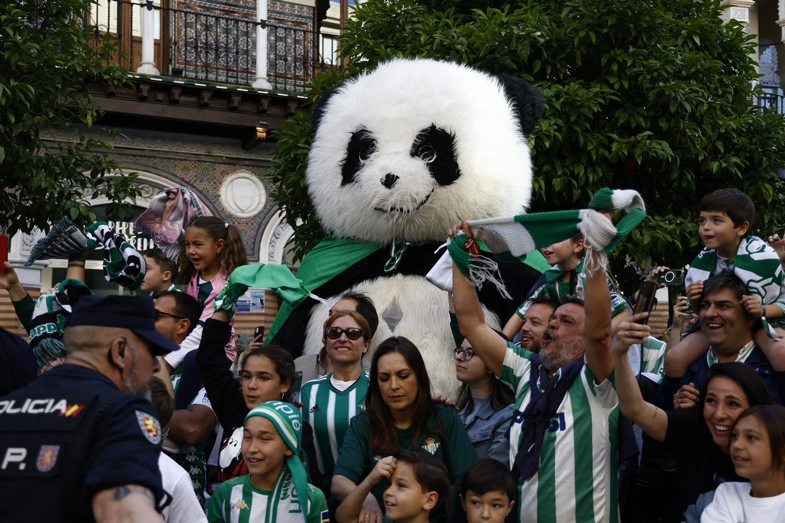 Las imágenes de la celebración del Betis por las calles de Sevilla