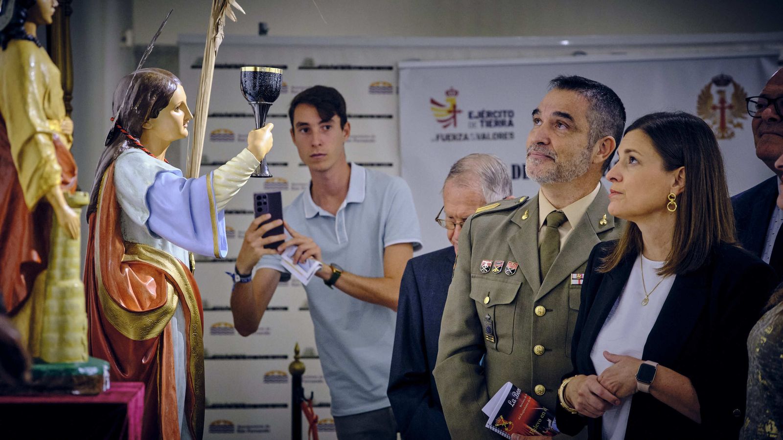 Exposición de  las imágenes relativas a Santa Barbaraque se custodian en las dependencias que el RACTA-4