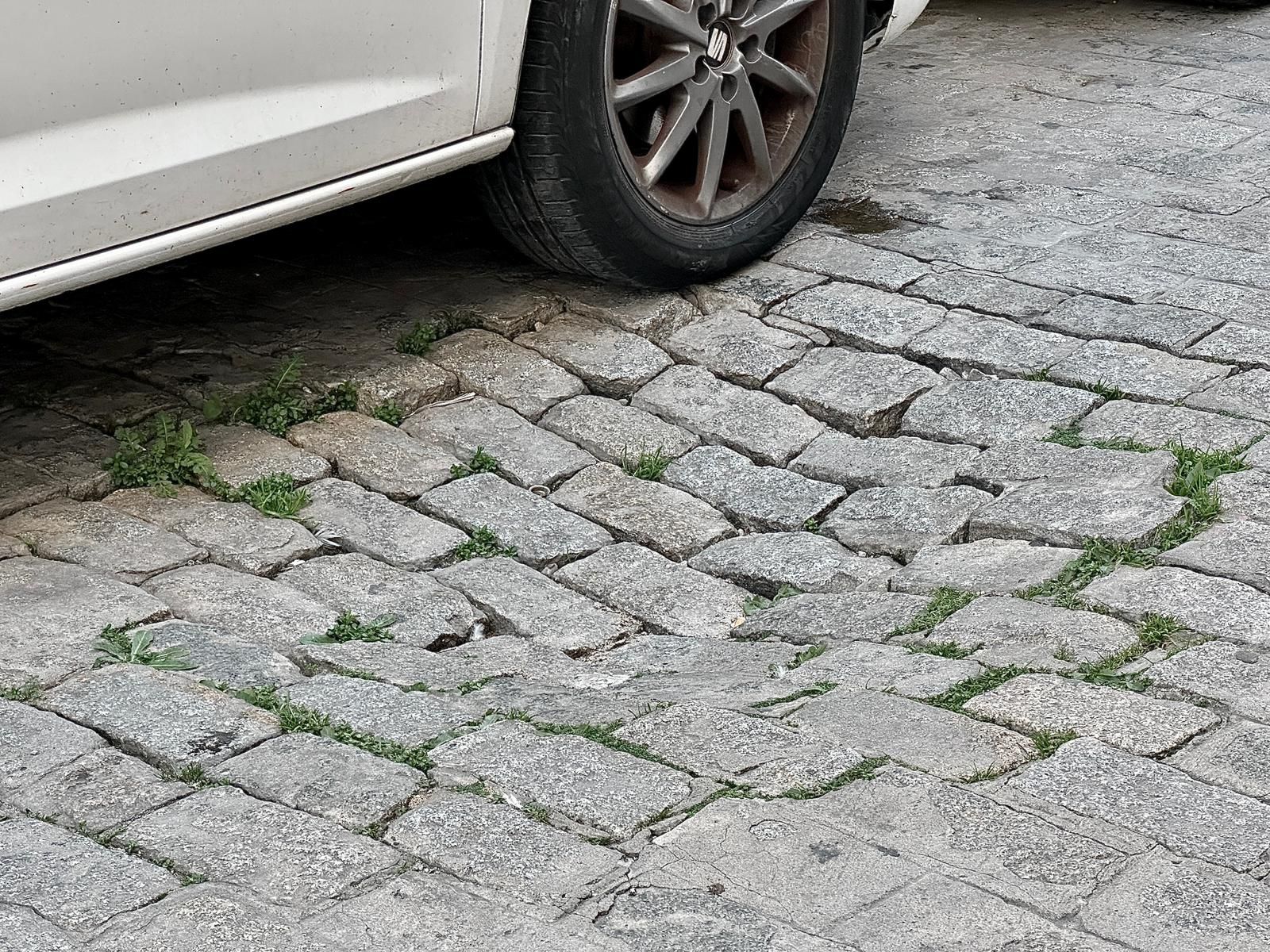 Un vehículo transita por la calle Bonifaz de San Fernando, llena de hundimientos