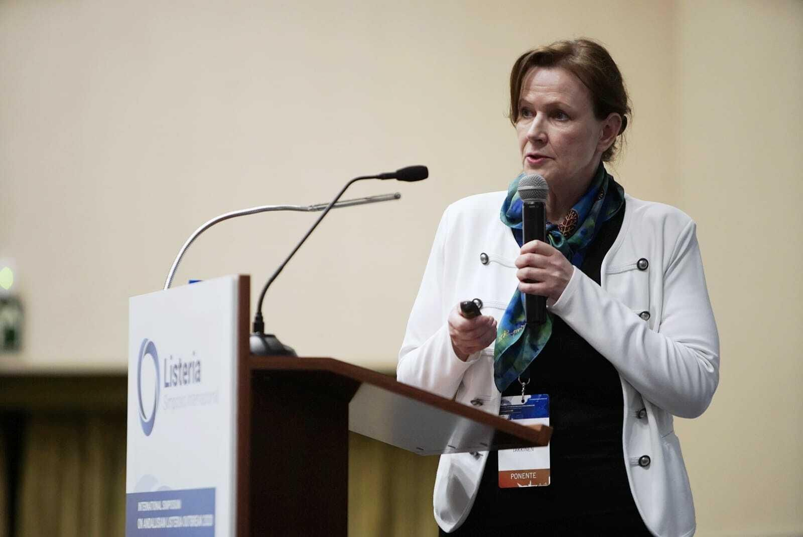 Johana Takkinen durante su intervención en el simposio internacional sobre listeria celebrado en Sevilla