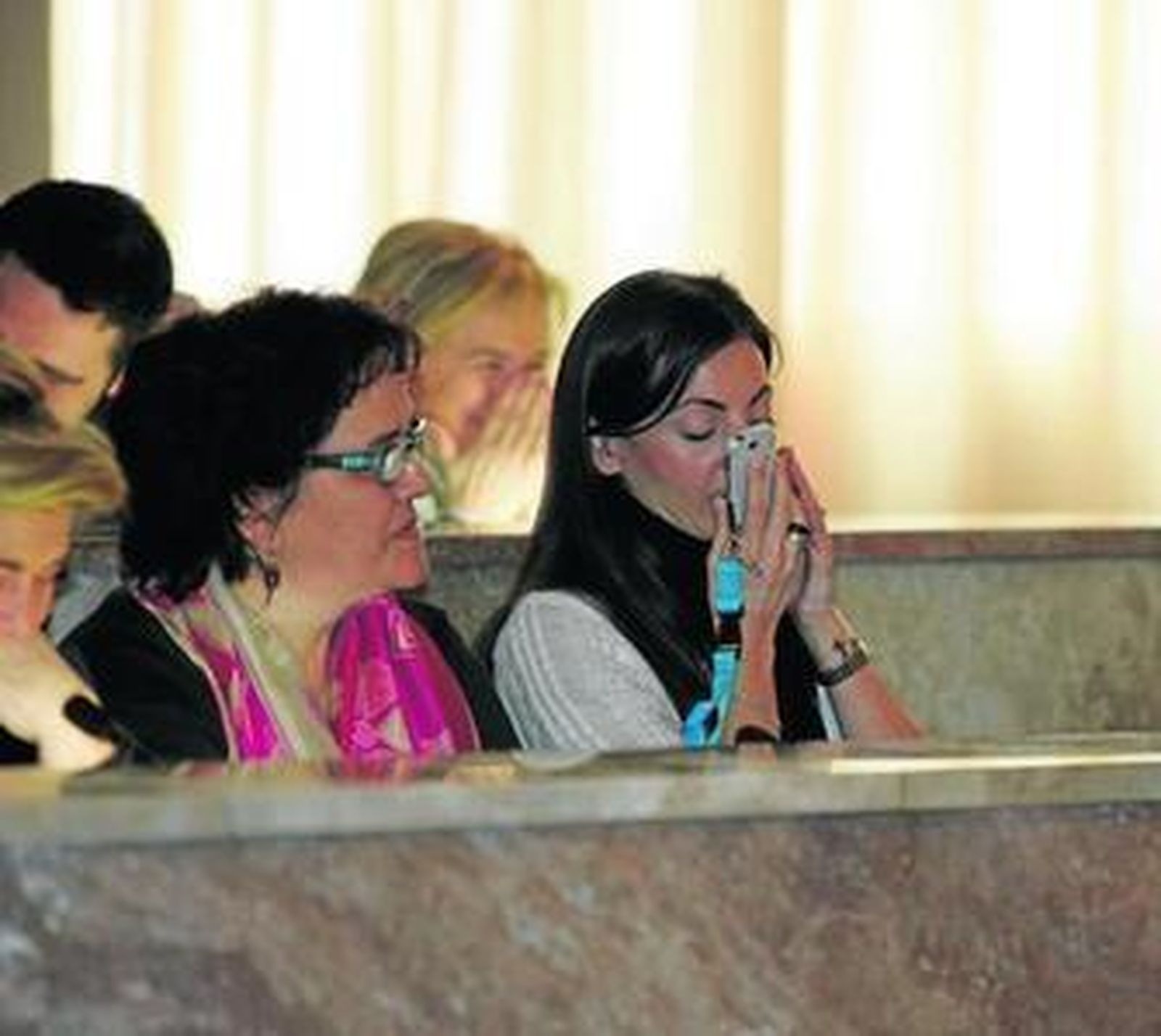 Érase una vez unos concejales pegados a un móvil