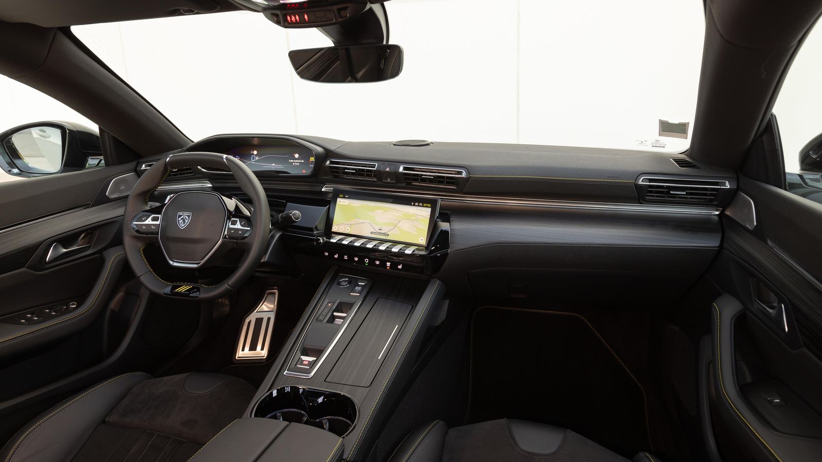 La pantalla central, de 10", recibe una actualización en su software que le permite ganar rapidez y facilidad de manejo.