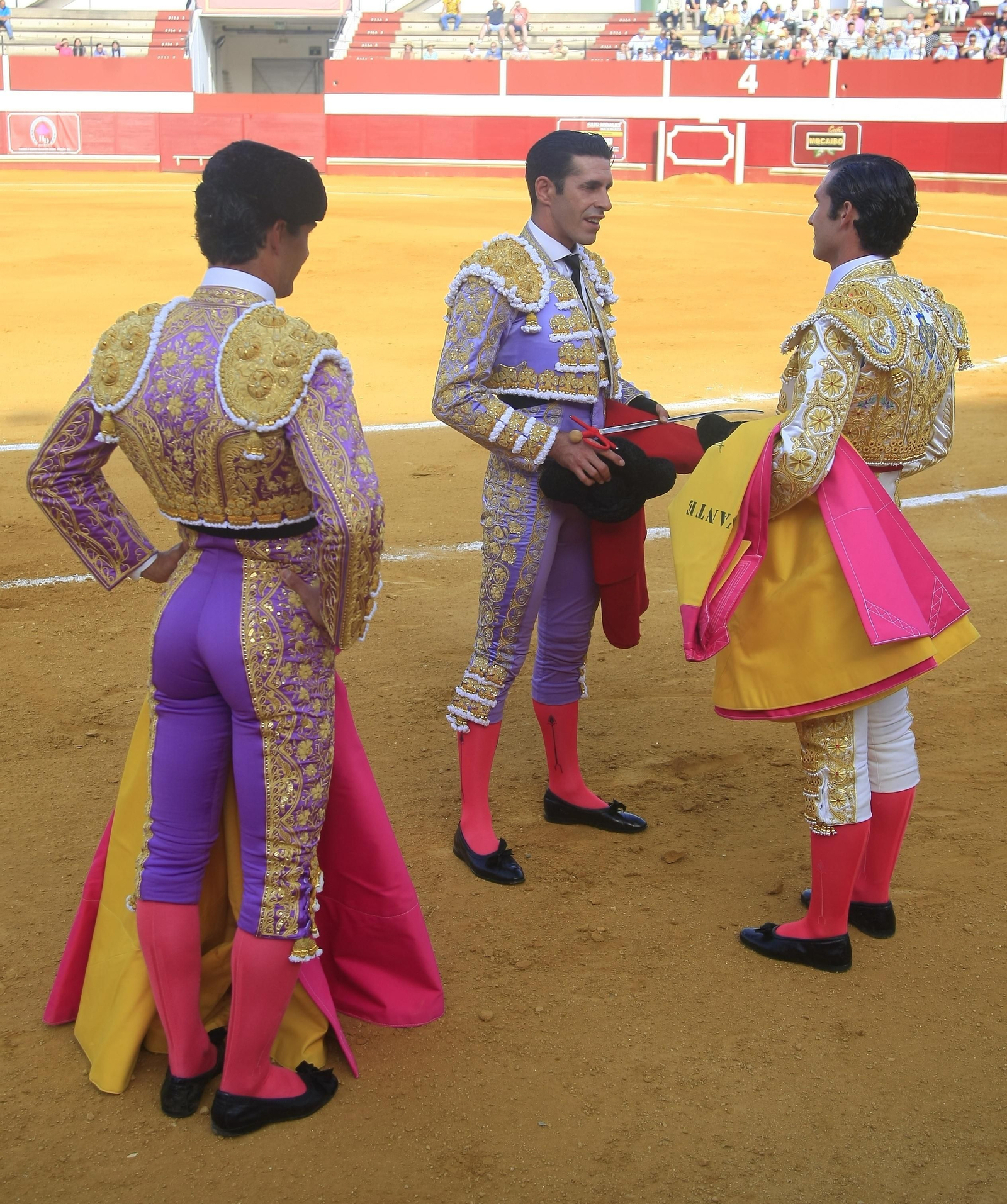 Curro Durán se convirtió en matador de toros de manos de Talavante. Curro Durán se convirtió en matador de toros de manos de Talavante.