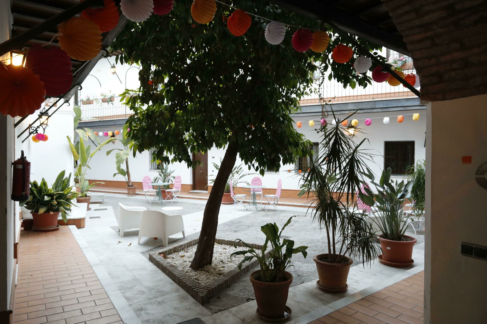 Patio central típico de los antiguos corrales sevillanos en el inmueble de Jimios 22.
