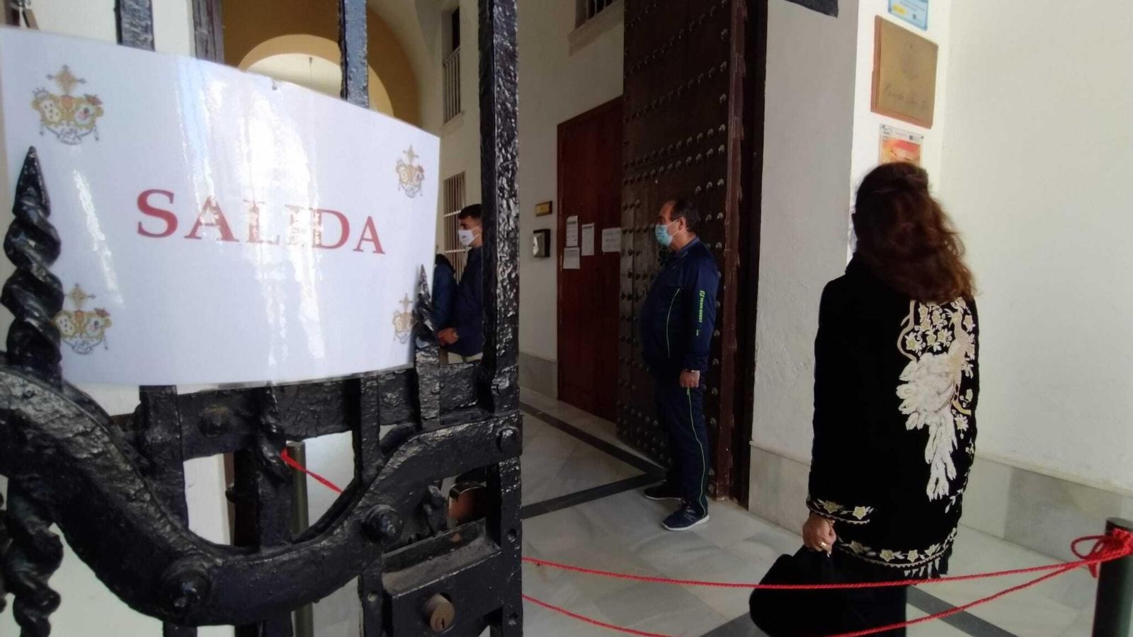 Carteles con indicaciones en los templos para los actos de veneración.