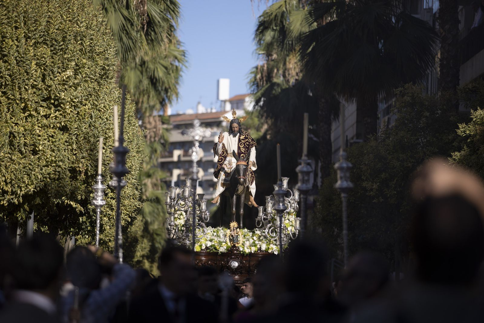 Imágenes de la salida extraordinaria de La Borriquita por las calles de Huelva