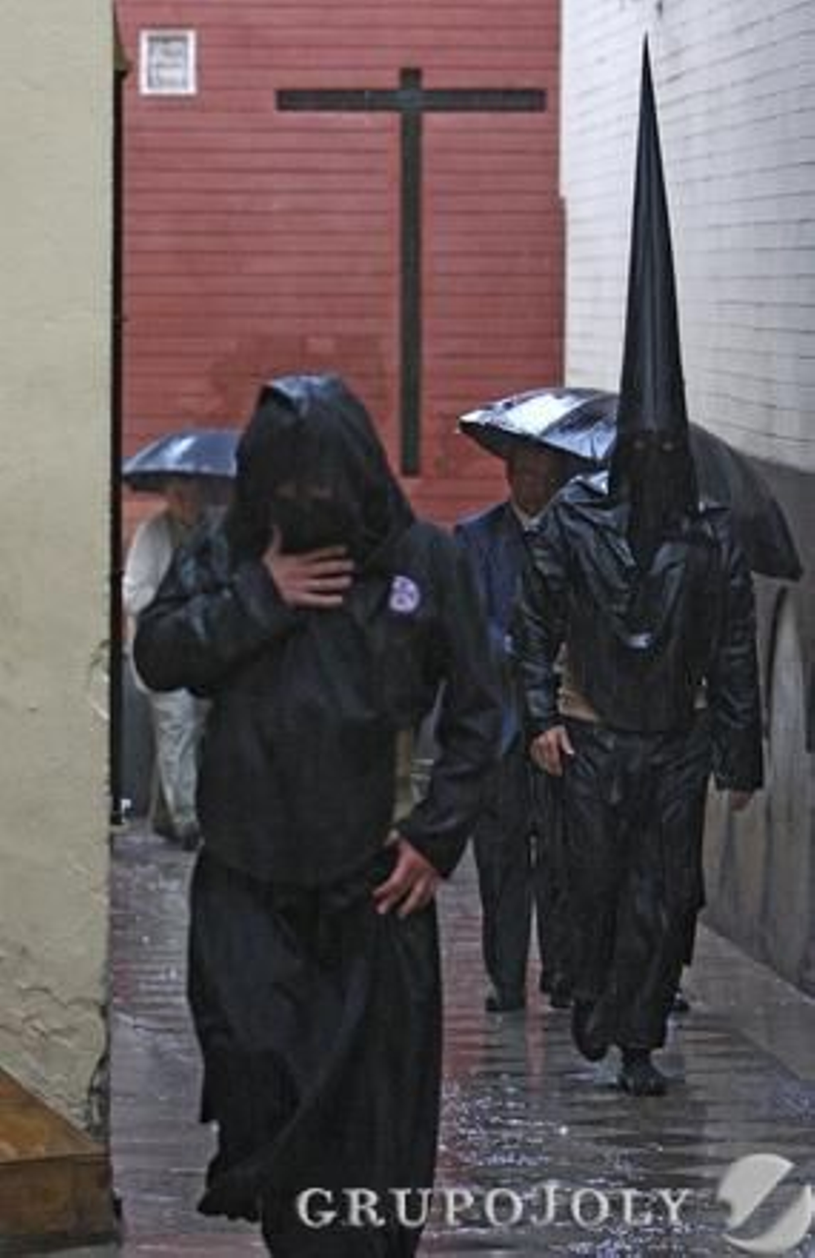 La lluvia cayó con fuerza a la hora de salida de la Hermandad de Santa Cruz que obligó a los hermanos a llegar a la Parroquia con paraguas.

Foto: B.Vargas
