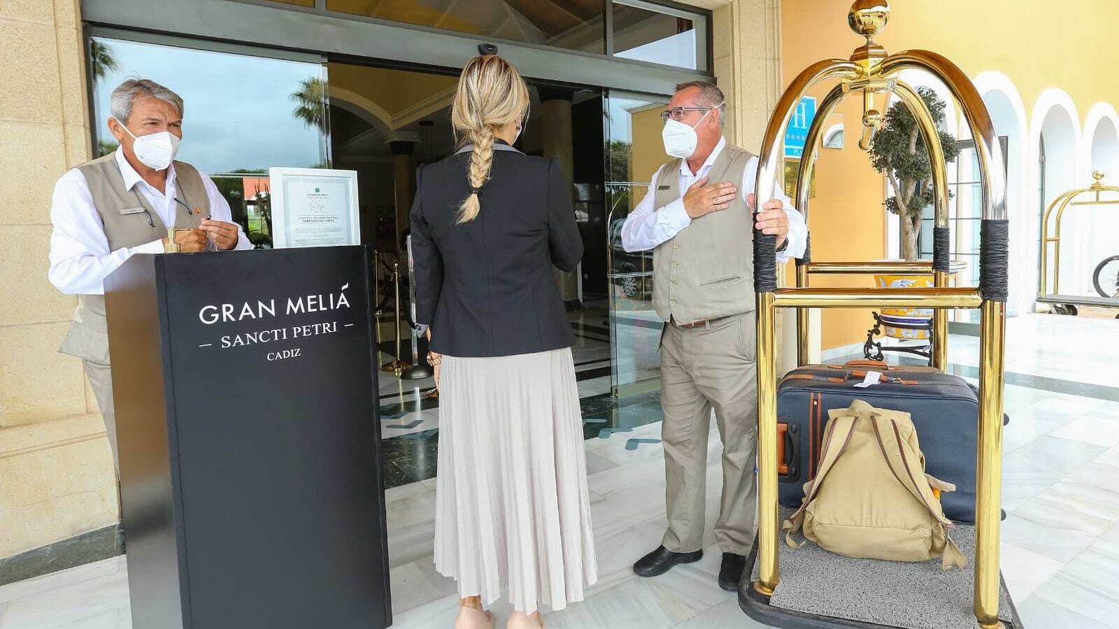 La subdirectora del Gran Meliá Sancti Petri (de espaldas) saluda al personal del establecimiento hotelero.