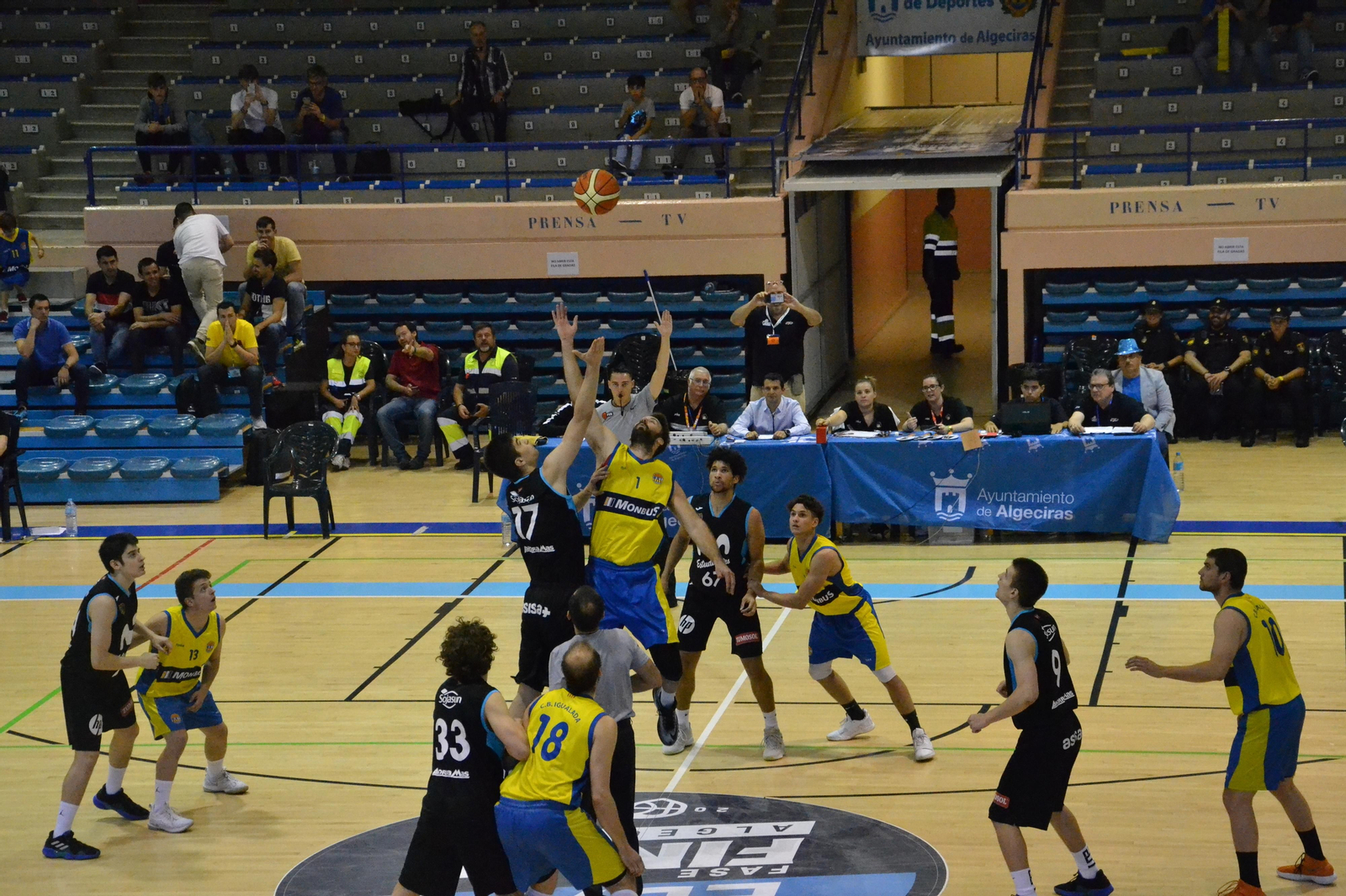 Salto inicial en el partido entre Estudiantes e Igualada