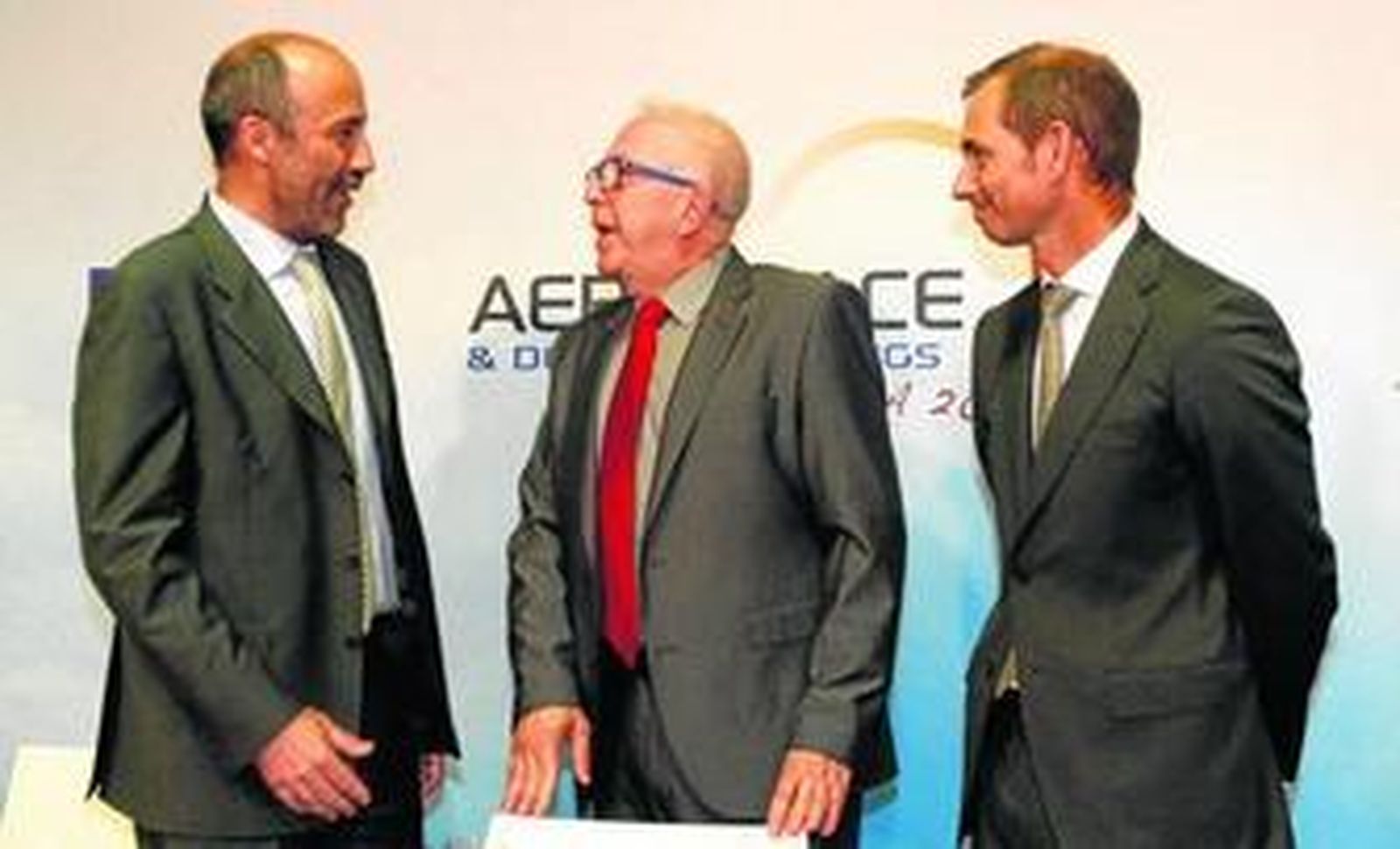El jefe de Operaciones de Aviones Militares de Airbus Defensa y Espacio, Miguel Ángel Morell, el consejero de Economía, José Sánchez Maldonado, y el piloto de pruebas del A400M, Ignacio Lombo, en la feria ADM, organizada por Extenda.
