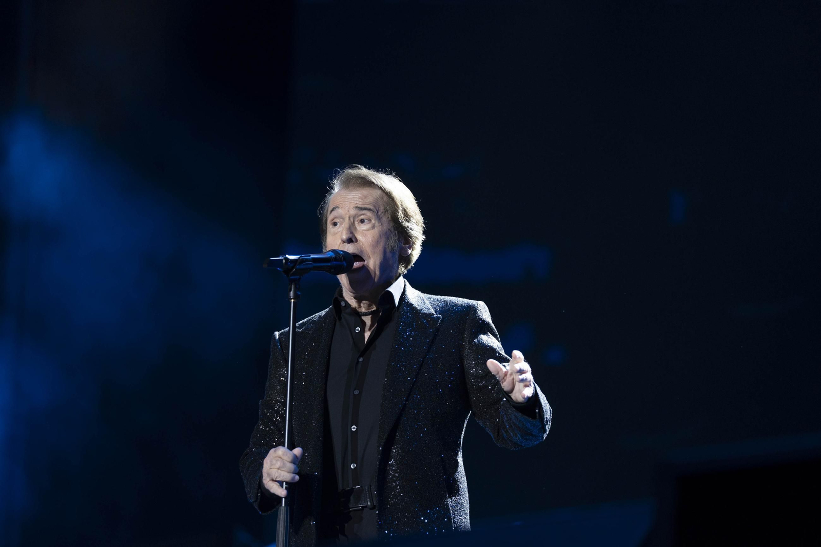 Las mejores imágenes del concierto de Raphael en la plaza de toros de Almería