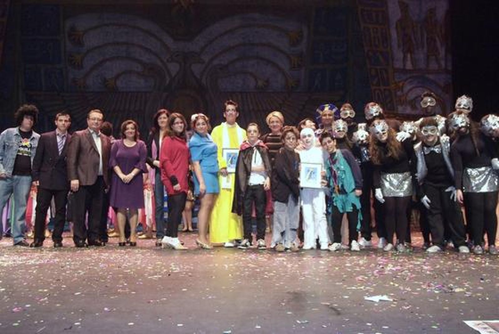 Grandes vestuarios y coplillas con mucha originalidad en el Carnaval