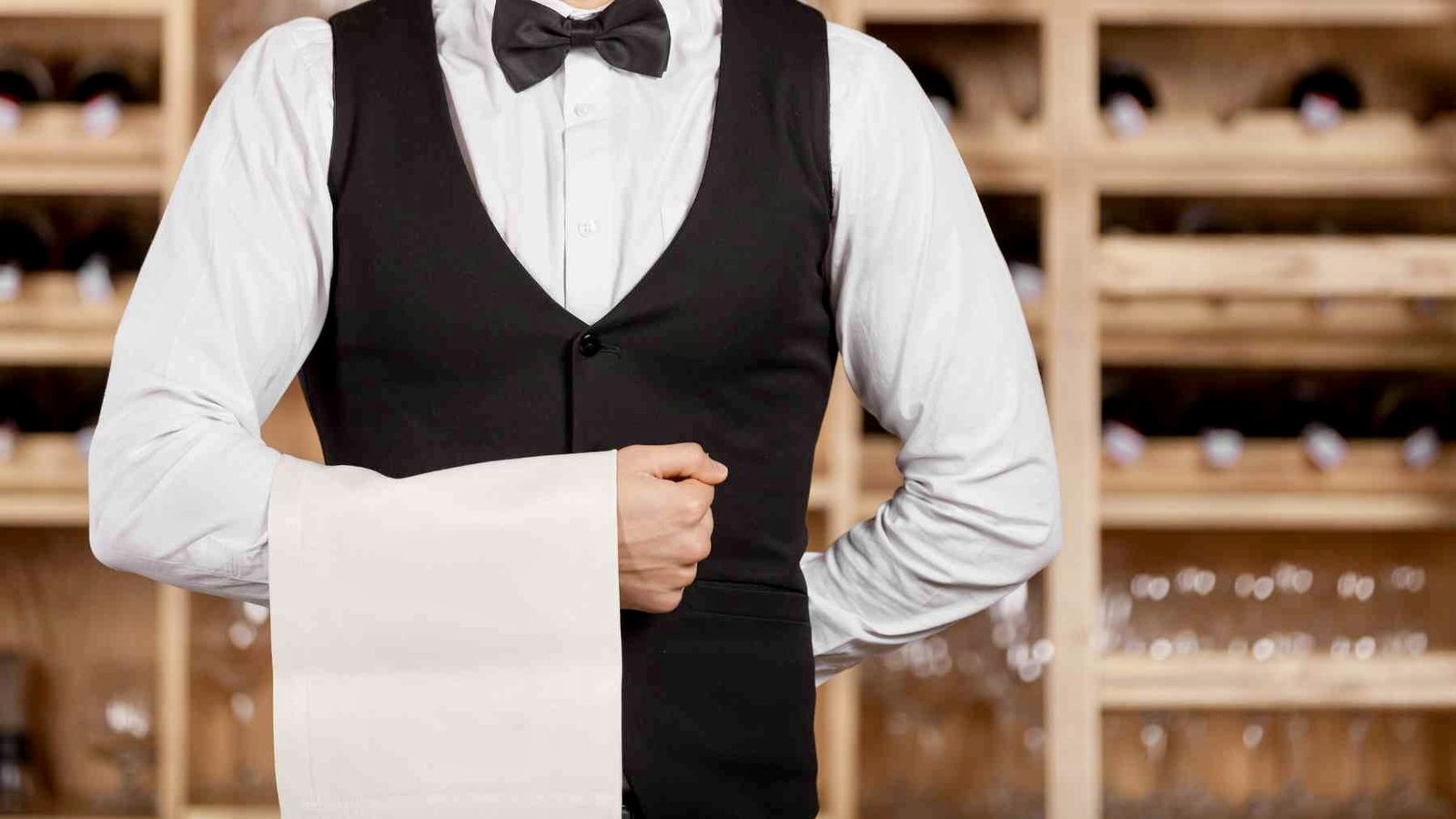 Un camarero en su horario de trabajo.