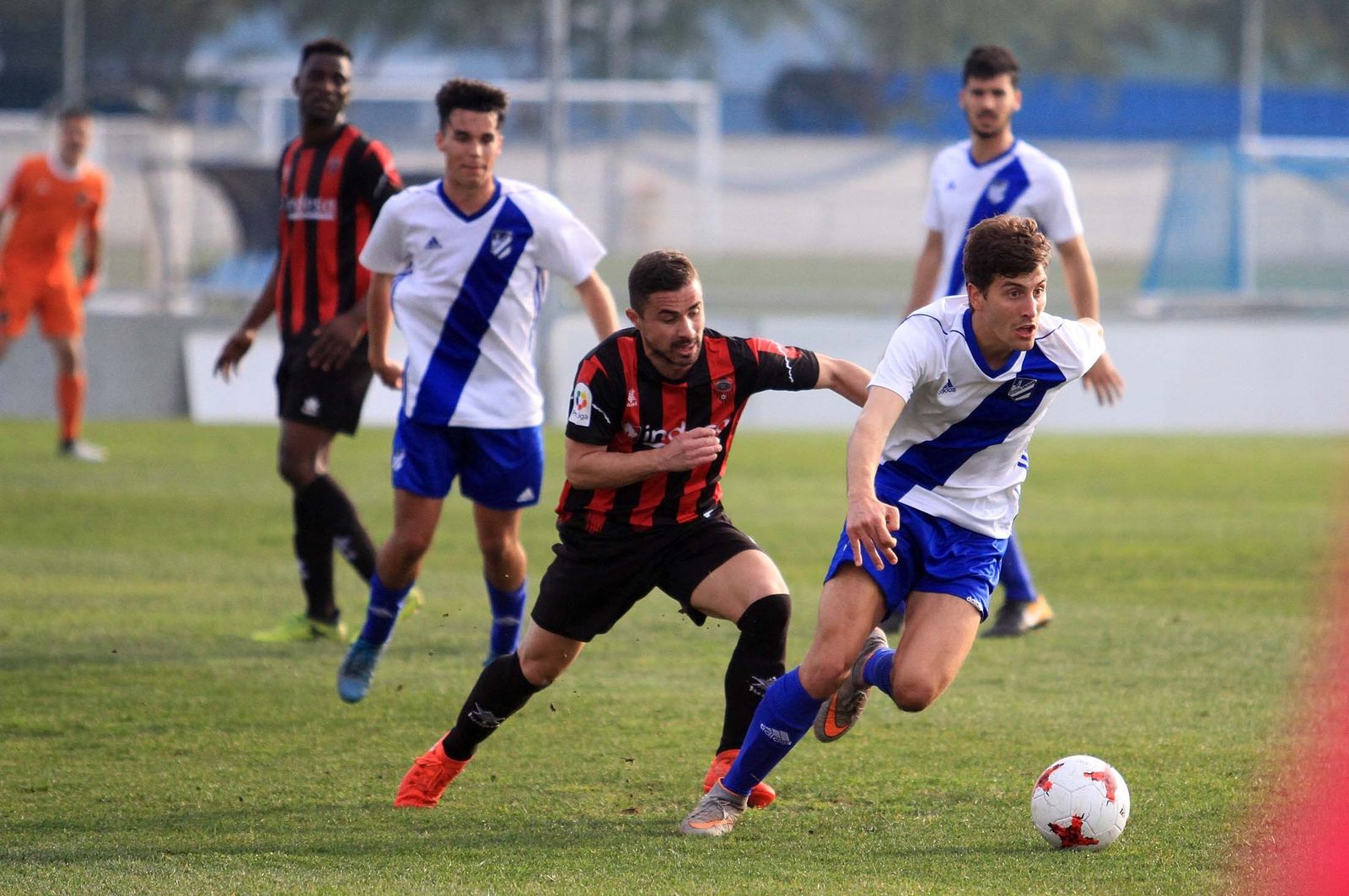 Rafa Navarro se escapa de un rival en un encuentro de la pasada campaña.