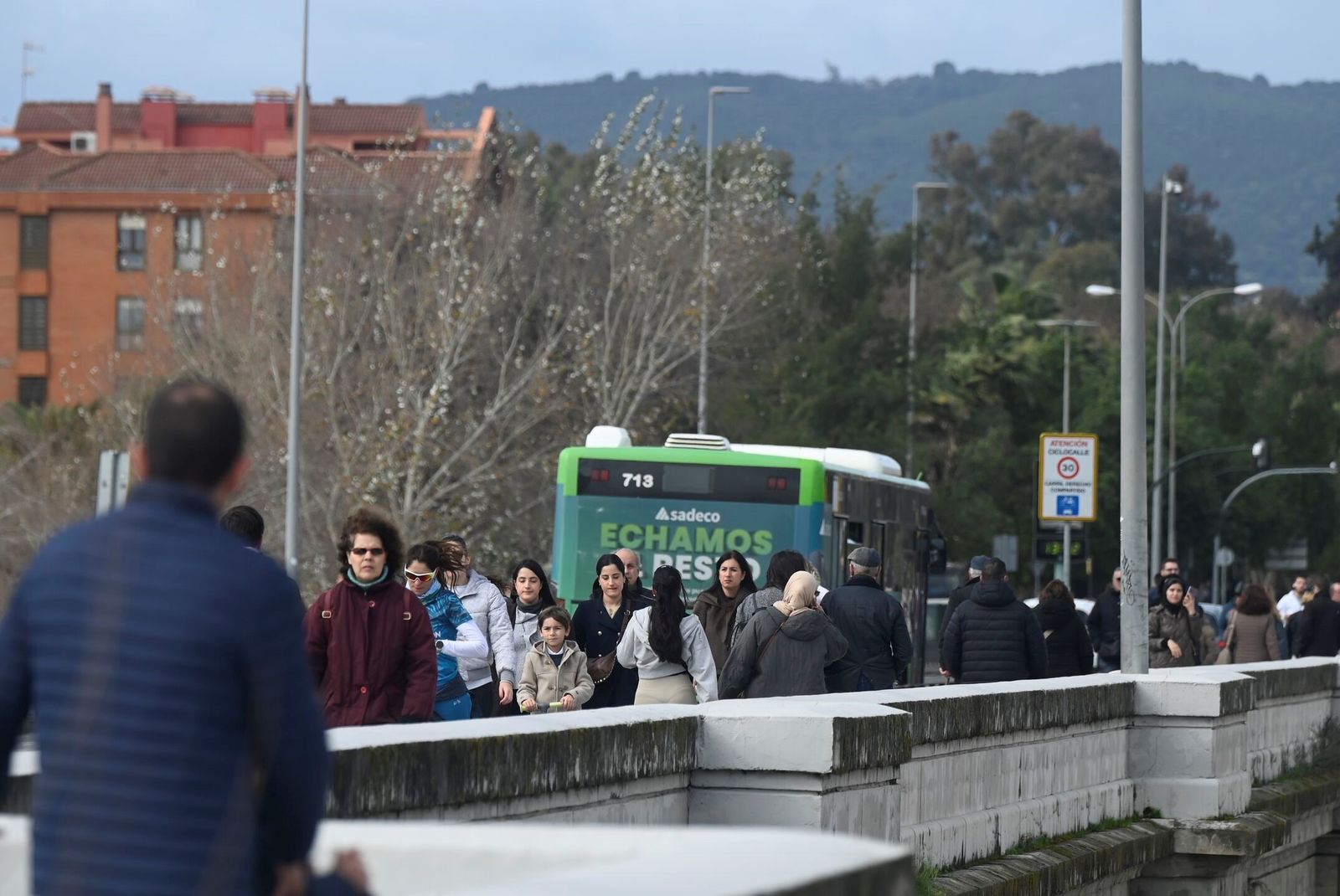 Las calles de Córdoba se llenan de gente con la tregua de la lluvia, en imágenes