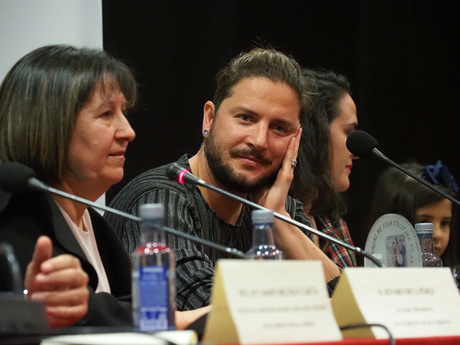 Manuel Carrasco regresa a su Isla Cristina para recibir el Galardón de la Peña Pasacalles, en imágenes