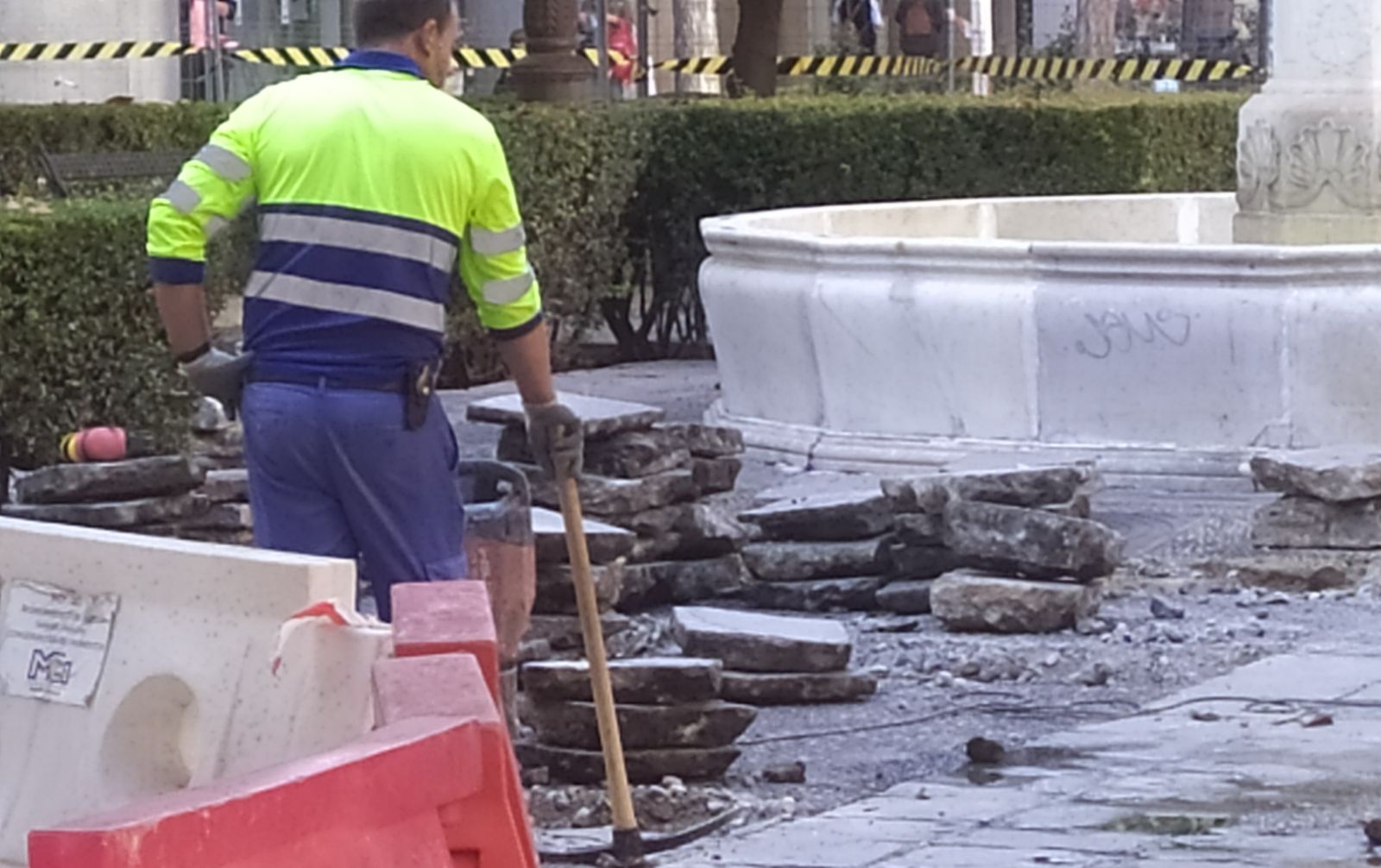 Las obras en la Plaza de la Magdalena han comenzado esta semana con el levantado de las losas de Tarifa.