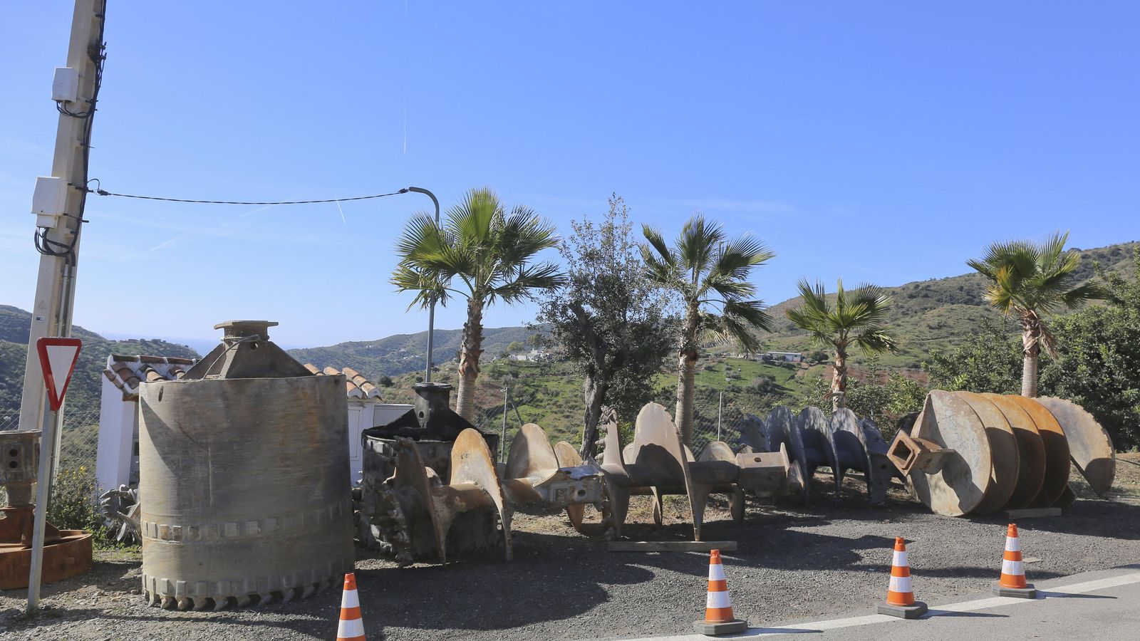 Maquinaria en la zona de actuación en Totalán.
