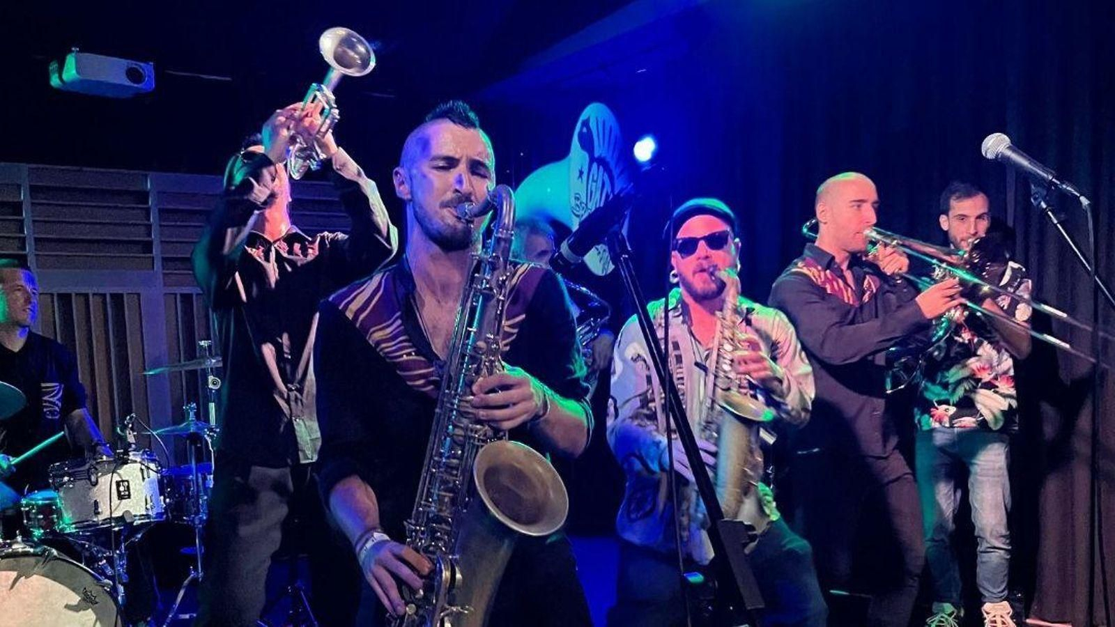 Actuación de Gata Brass Band.