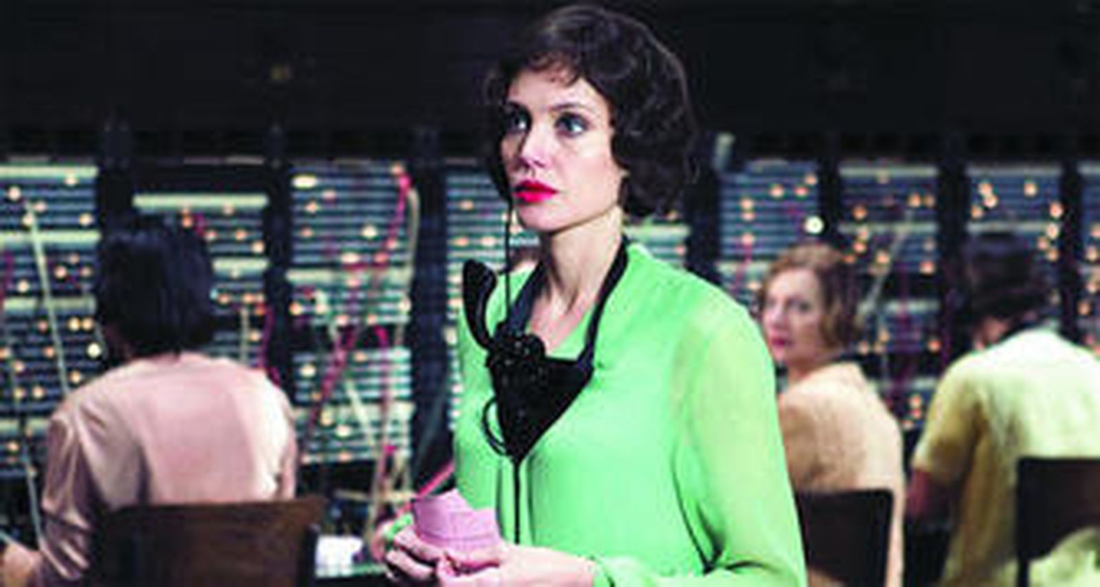 Angelina Jolie (arriba),  en 'El intercambio'.  Reese Witherspoon  y Vince Vaughn y Jim  Carrey y Zooey Deschanel (izquierda), parejas cómicas en 'Como en casa en ningún sitio' y 'Di 	que sí'. Abajo, 'El valiente Despereaux'.