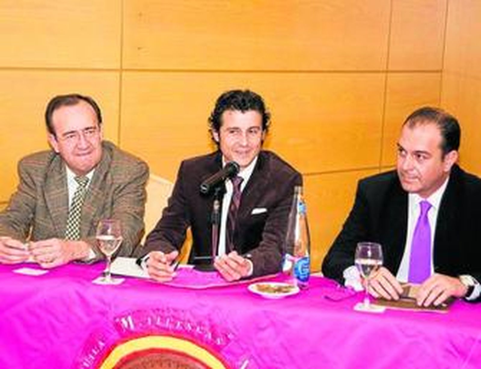 Julio Rodríguez, Ruiz Manuel y "Pacorro" Bernabéu durante la charla-coloquio..