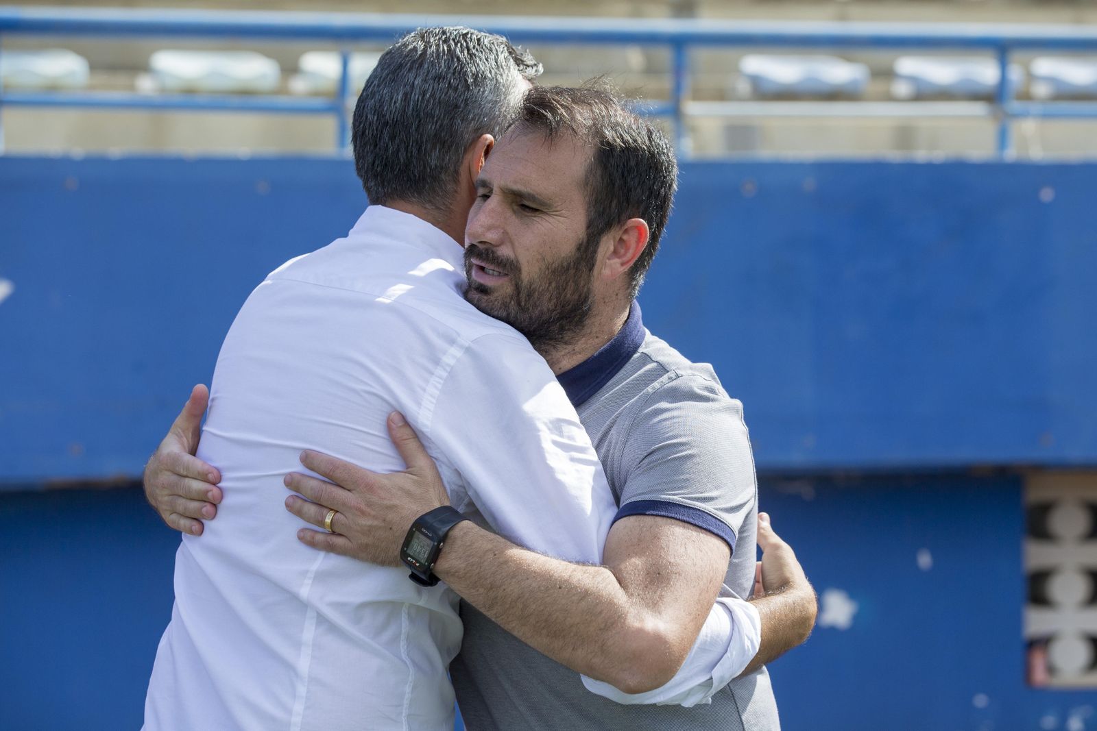 José Antonio García 'Tato' abraza a Toni Amor, el exentrenador de la UD Ibiza.