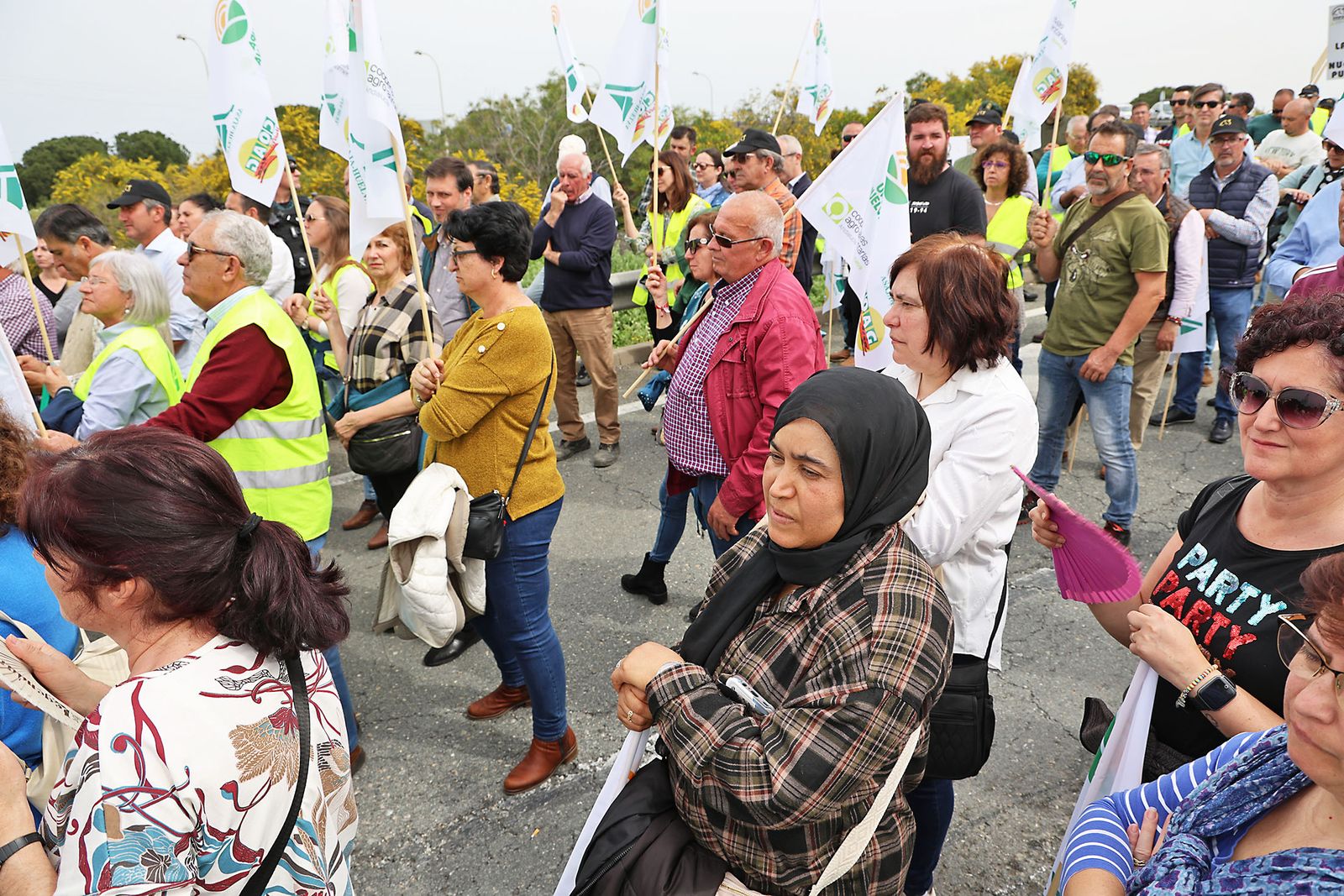 Imágenes de la multitudinaria tractorada de los agricultores en Huelva