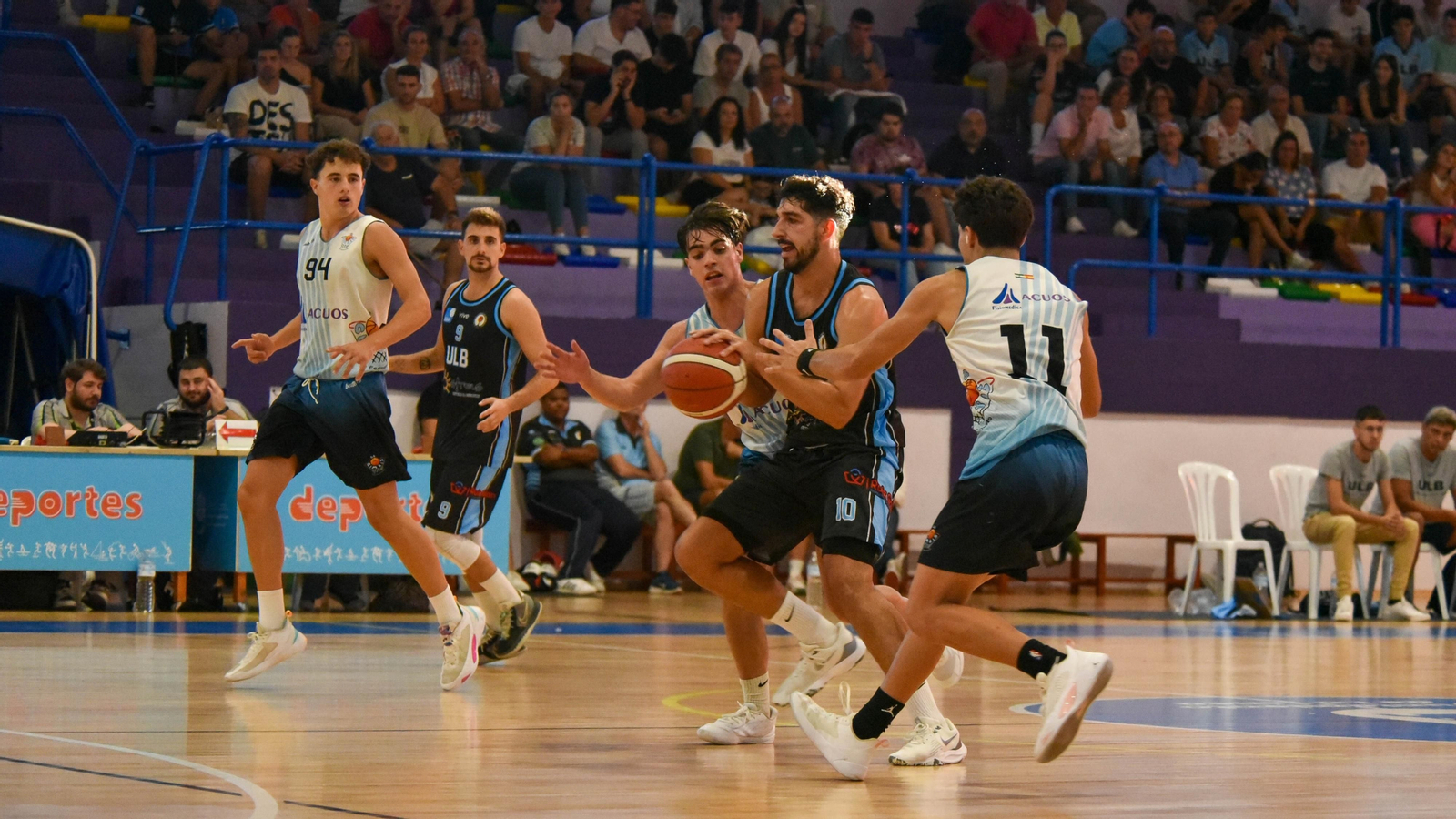 Rubén Perea (al fondo) y Juanmi López, bajas de la ULB en Armilla