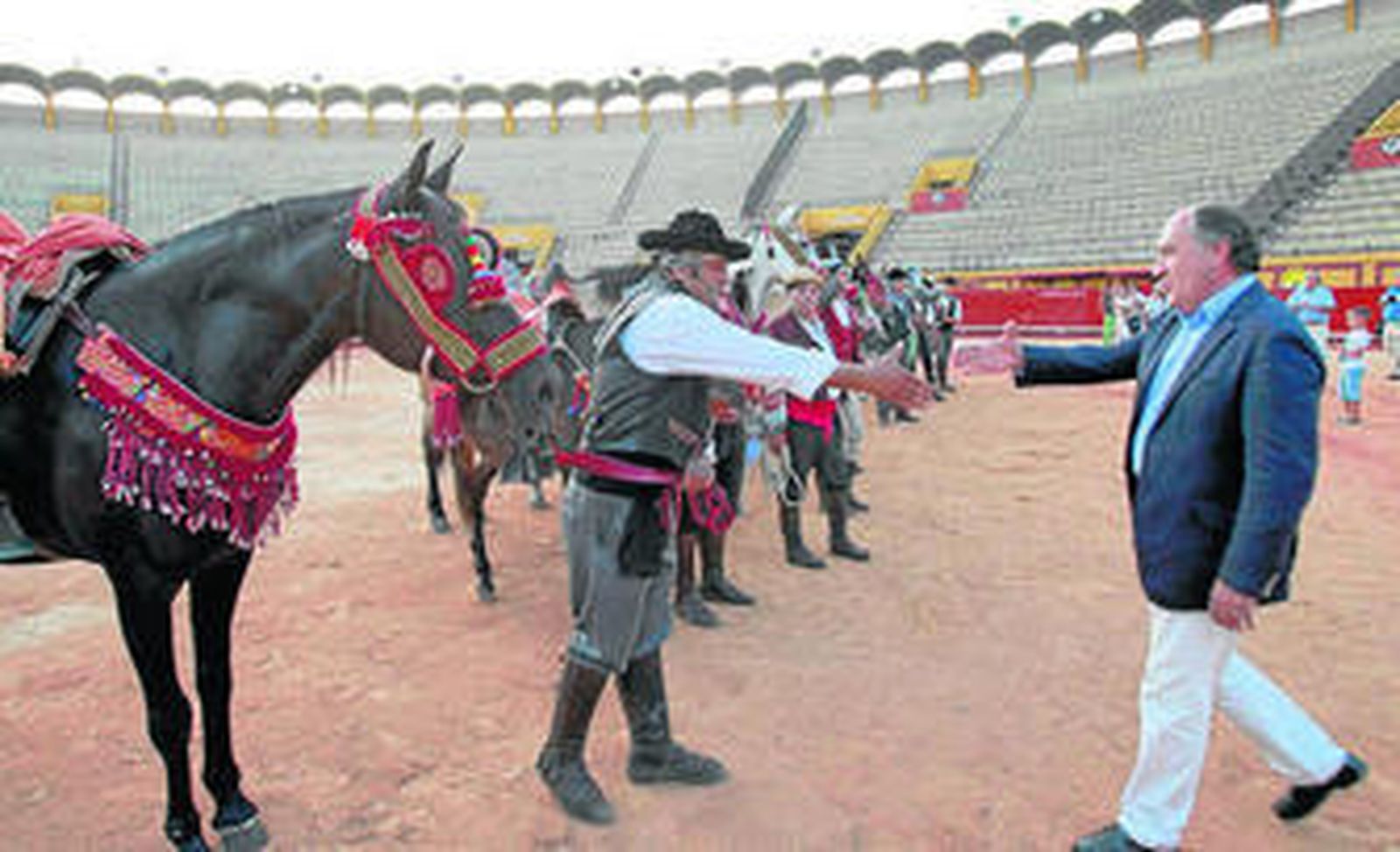 El alcalde saluda a los viajeros románticos, que exhibieron anoche sus caballos y carruajes en la plaza de toros.