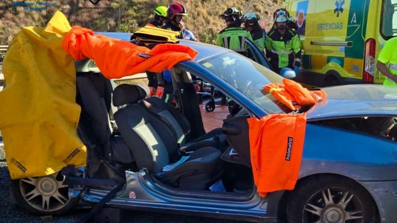 Coche donde quedó atrapado uno de los heridos