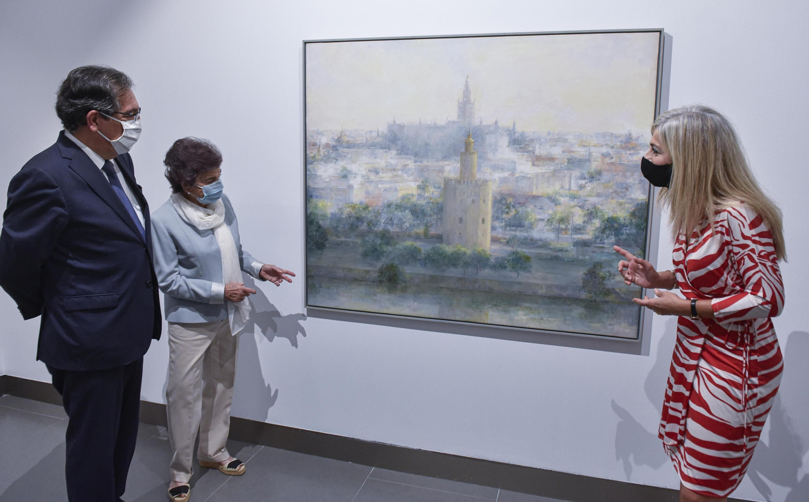Antonio Pulido y Patricia del Pozo observan junto a Carmen Laffón 'Sevilla desde el río'.