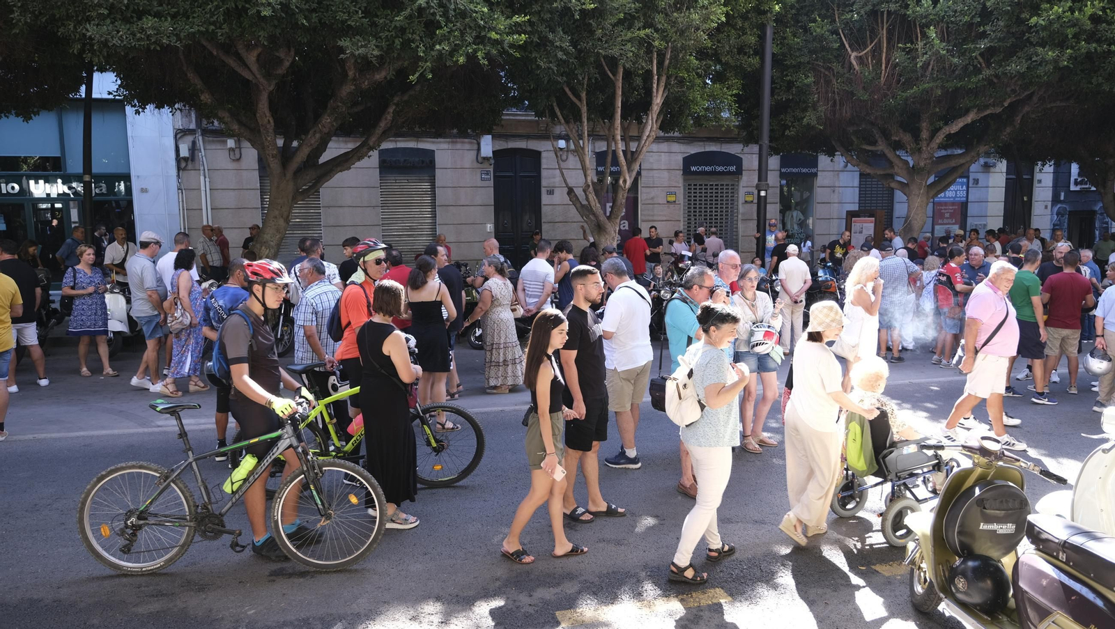 Exposición de Motos Antiguas de la Feria de Almería, en imágenes