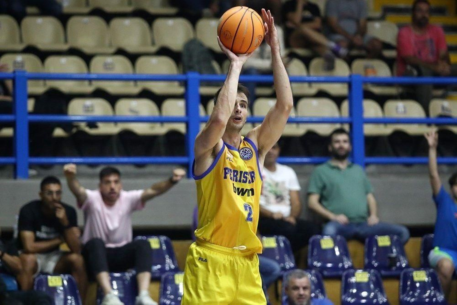 Nemanja Dangubic lanza a canasta. Nemanja Dangubic lanza a canasta.