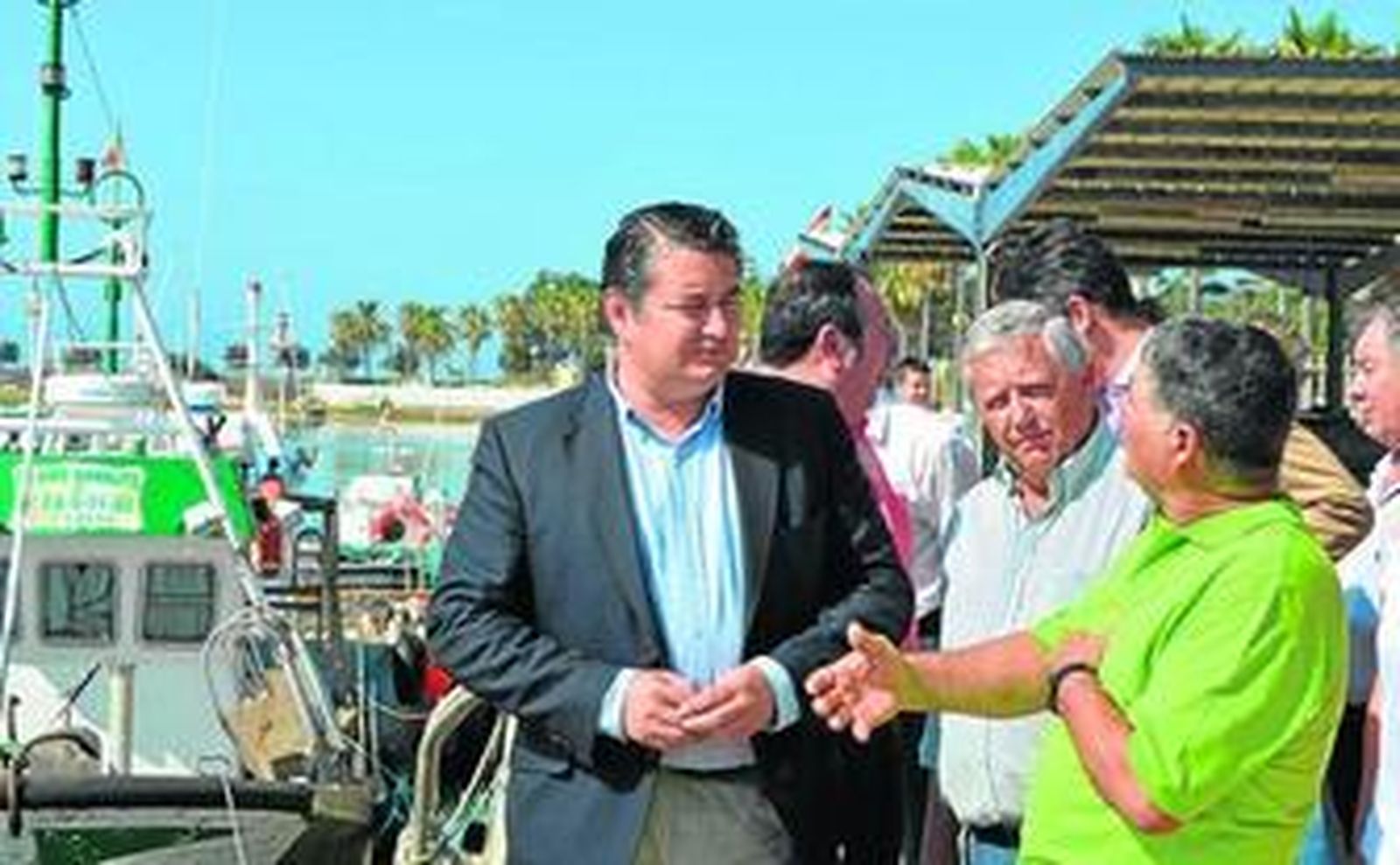 Antonio Sanz y Ernesto Marín conversaron ayer con pescadores de Sancti Petri.