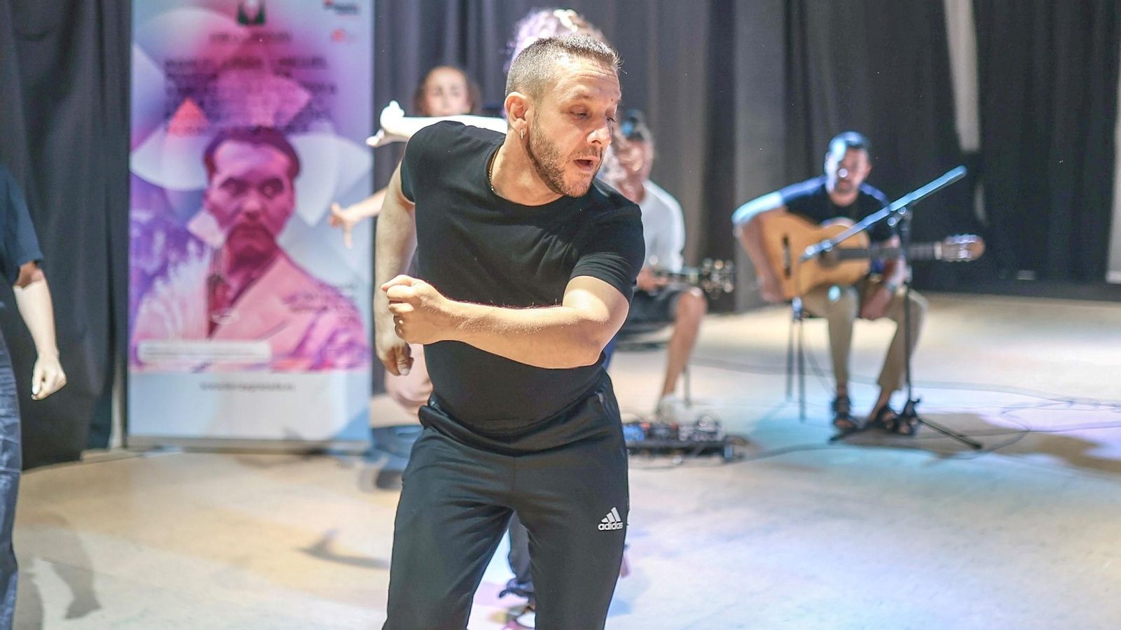 El bailaor durante un ensayo abierto a los medios de comunicación