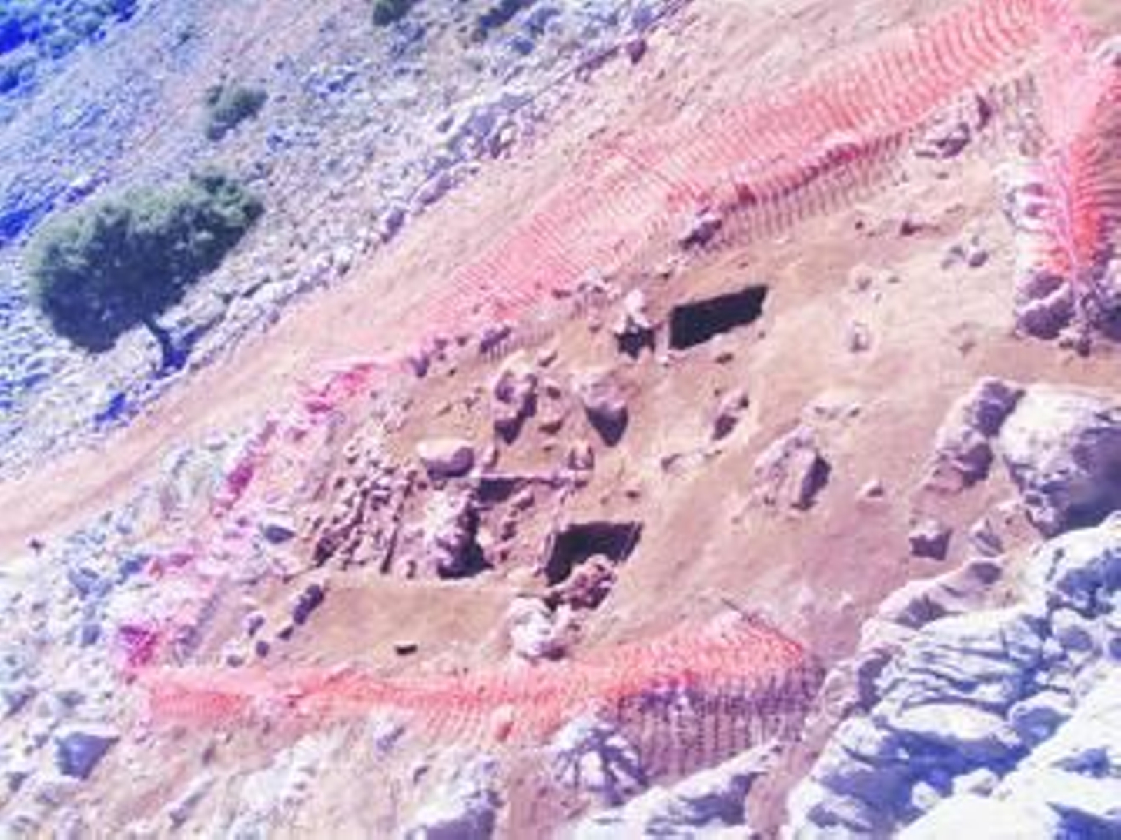 Francisco Giles y un compañero trabajan sobre las brechas de fósiles.