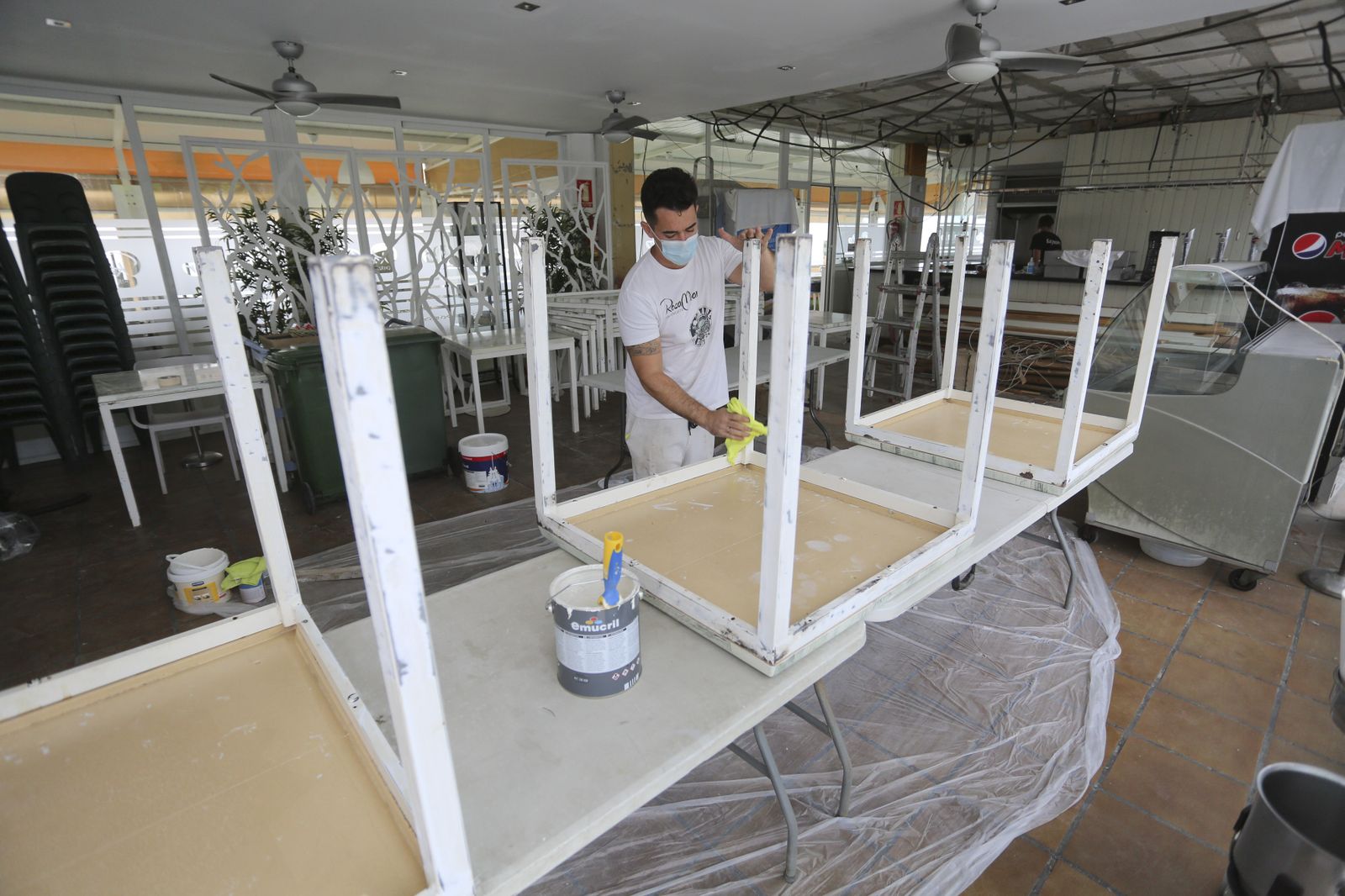 Un chiringuito de la capital malagueña se prepara para su reapertura.