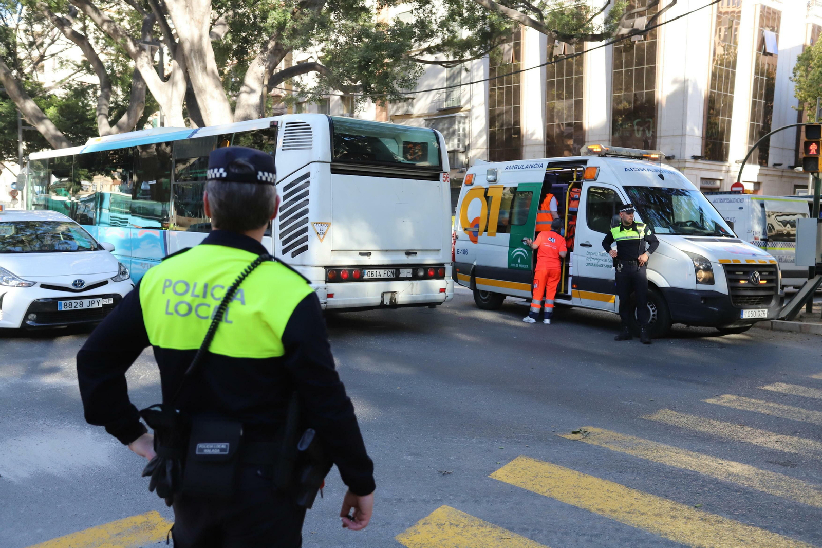 La ambulancia atiende al peatón gravemente herido en la Alameda Principal, en otro atropello.
