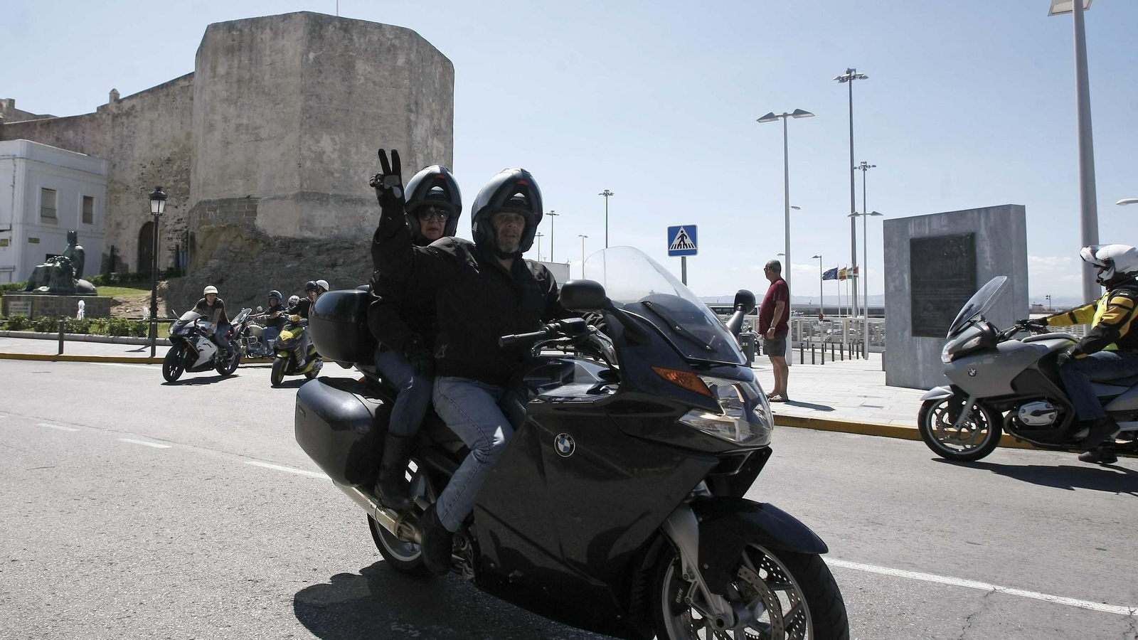 Unos moteros pasan por Tarifa.