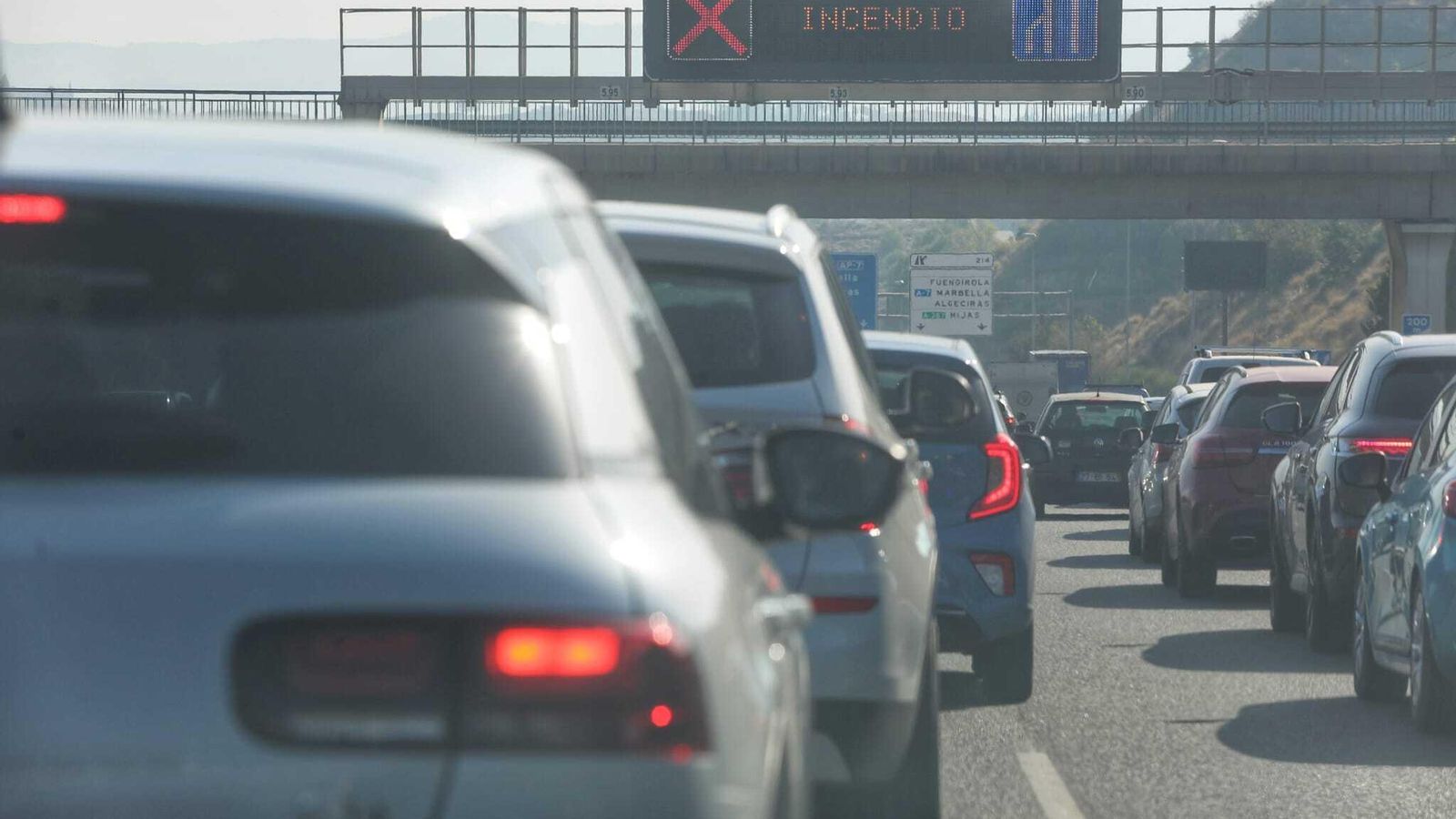 La AP7 cortada por el incendio en Mijas
