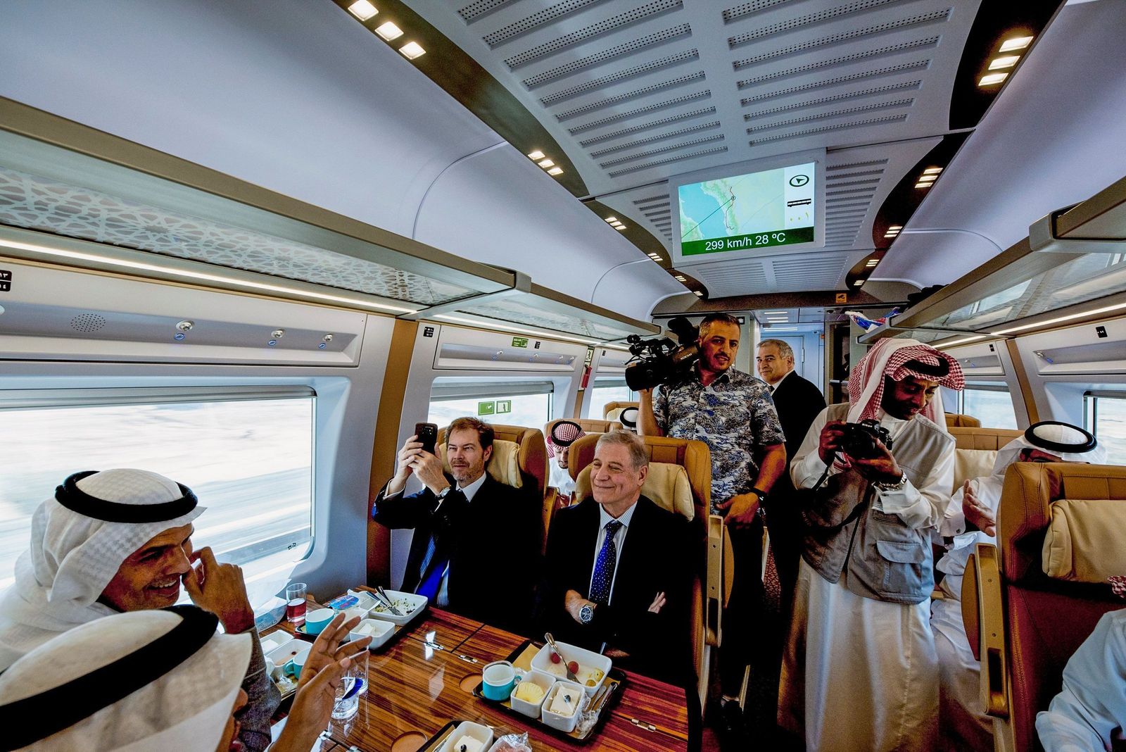 Autoridades saudíes y españolas, el domingo durante el trayecto del tren.