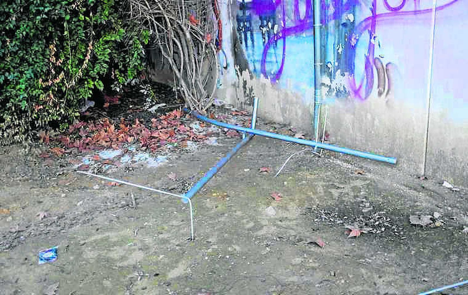 Parte de la estructura arrancada y tirada al suelo.