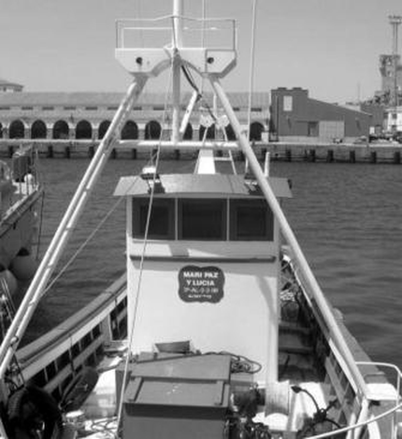 Voracero atracado en el muelle de Tarifa, al fonto, la lonja.