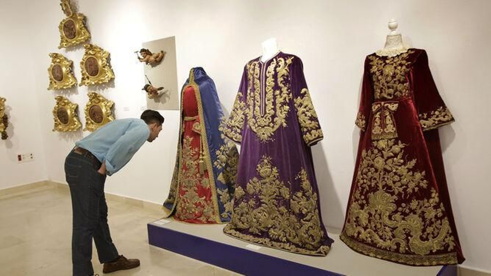 Una de las exposiciones de cofradías celebradas en la sede de la Fundación Cajasol Una de las exposiciones de cofradías celebradas en la sede de la Fundación Cajasol